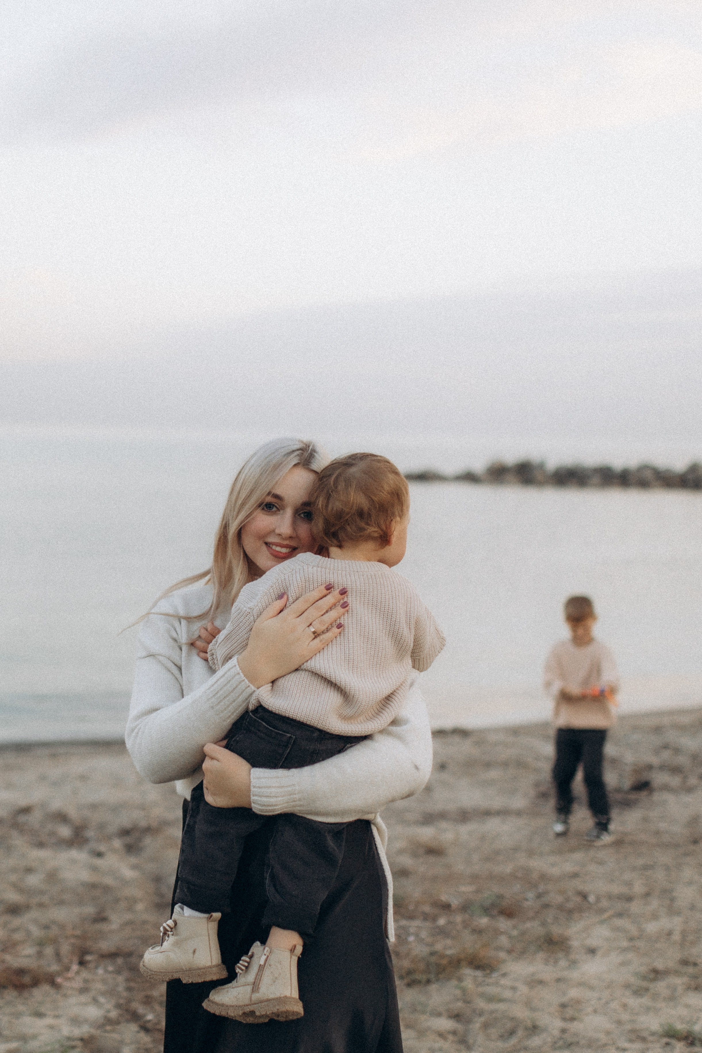 Альбина с сыновьями, сентябрь. Семейный фотограф lifestyle в Новосибирске Елена Шпилевая