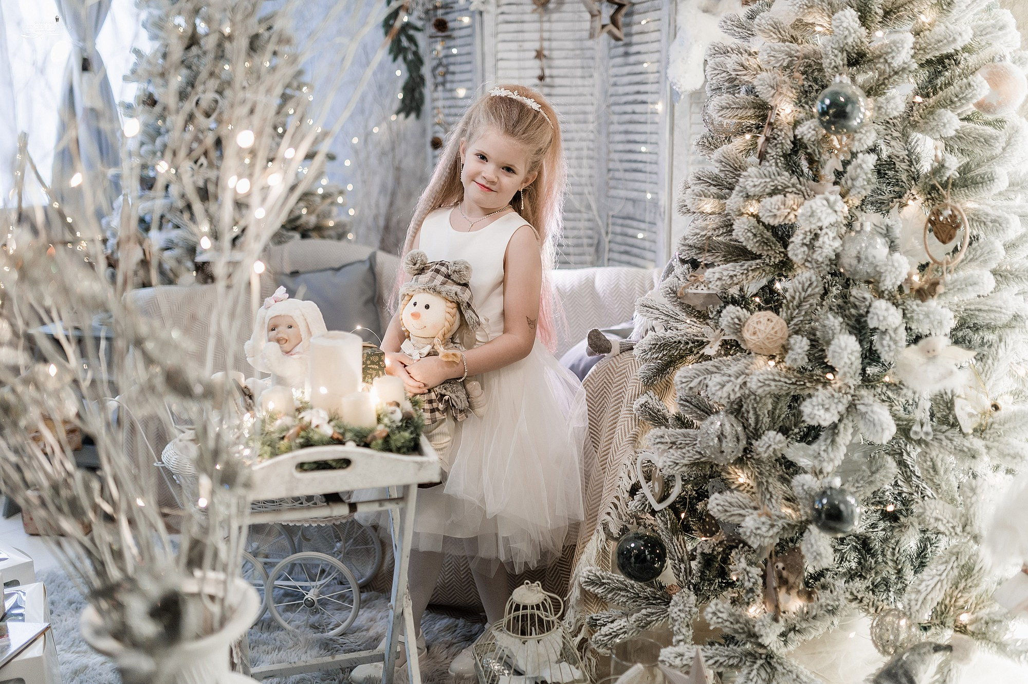 милая девочка у елки 