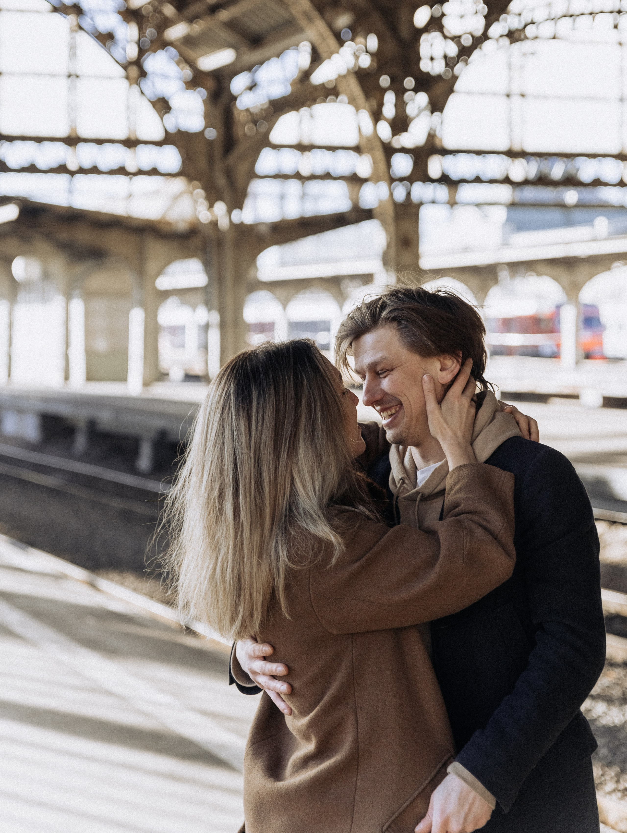 Анна с любовью смотрит на Андрея во время съёмки