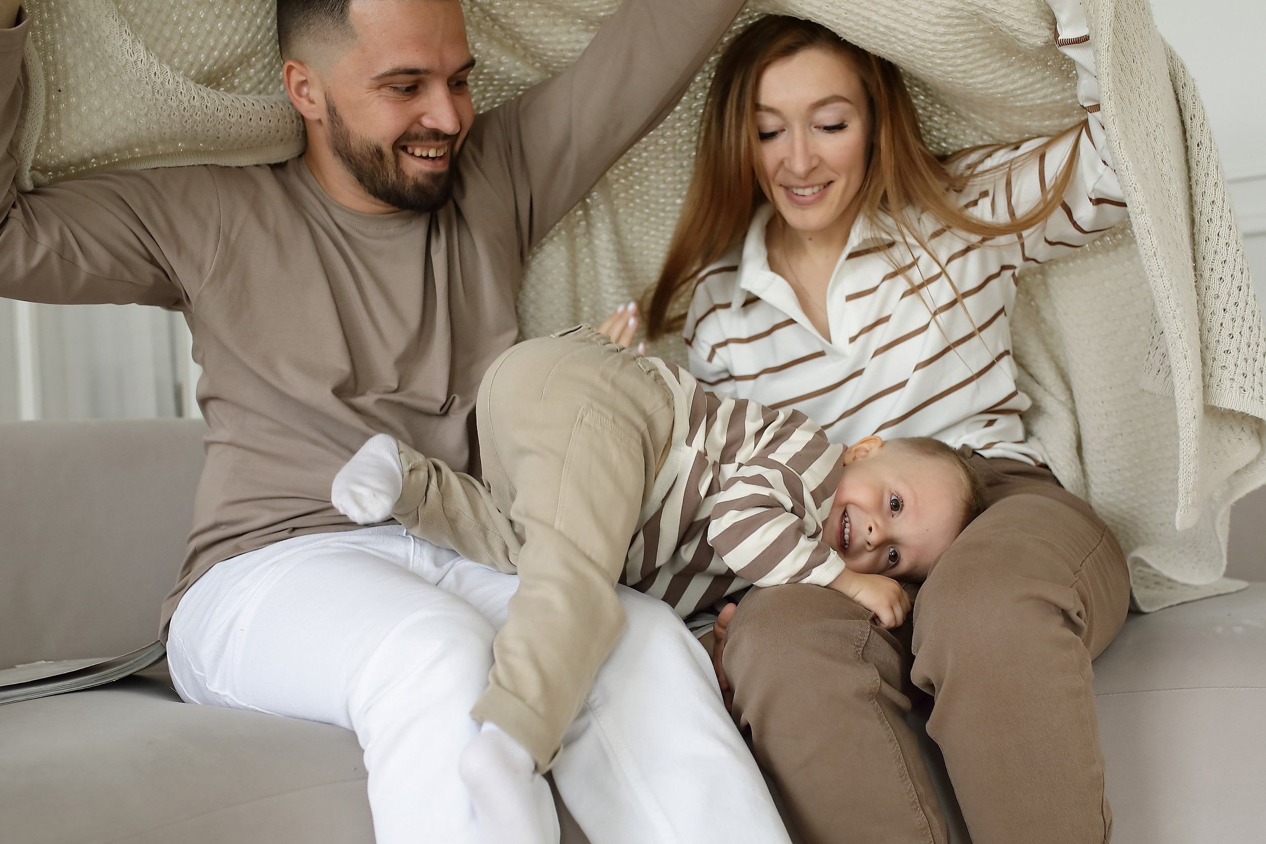 Семейные фотосессии в студии. Свадебный и семейный фотограф и видеограф в Екатеринбурге Полянские Тимур и Анастасия