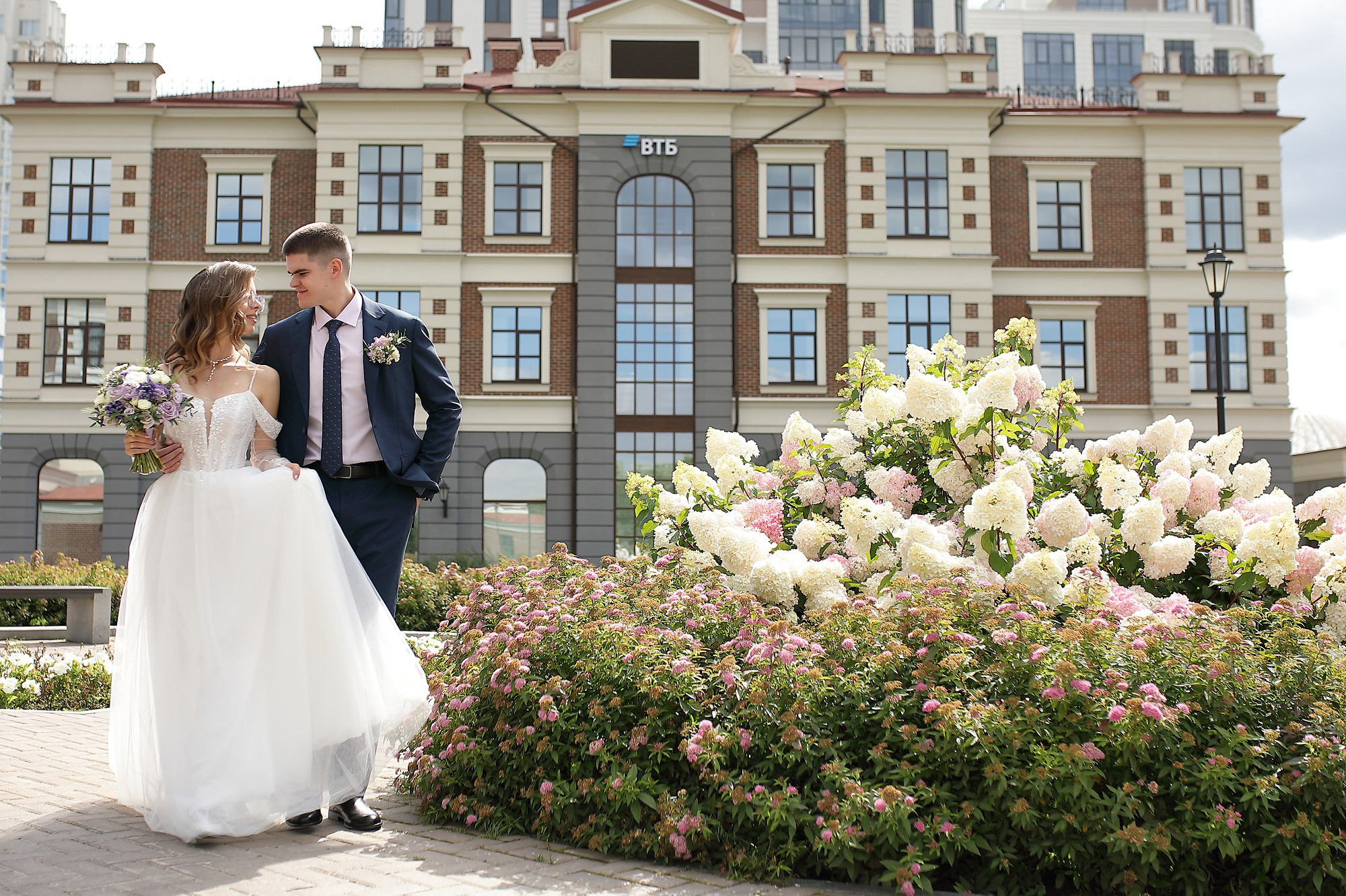 фотосессия жениха и невесты на улице в центре Екатеринбурга