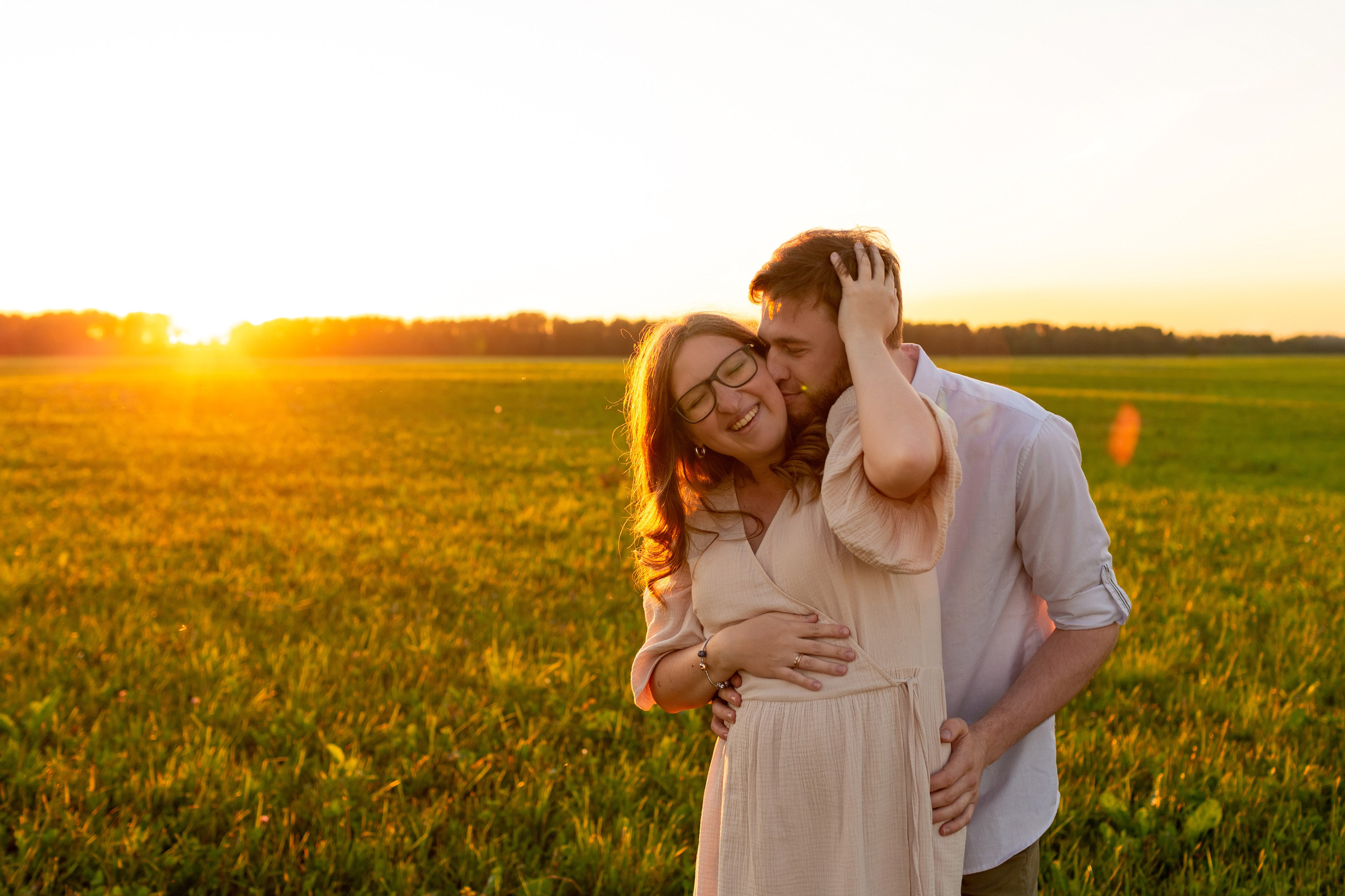 В ожидании чуда. Закат в поле. Свадебный фотограф Кирилл Белый