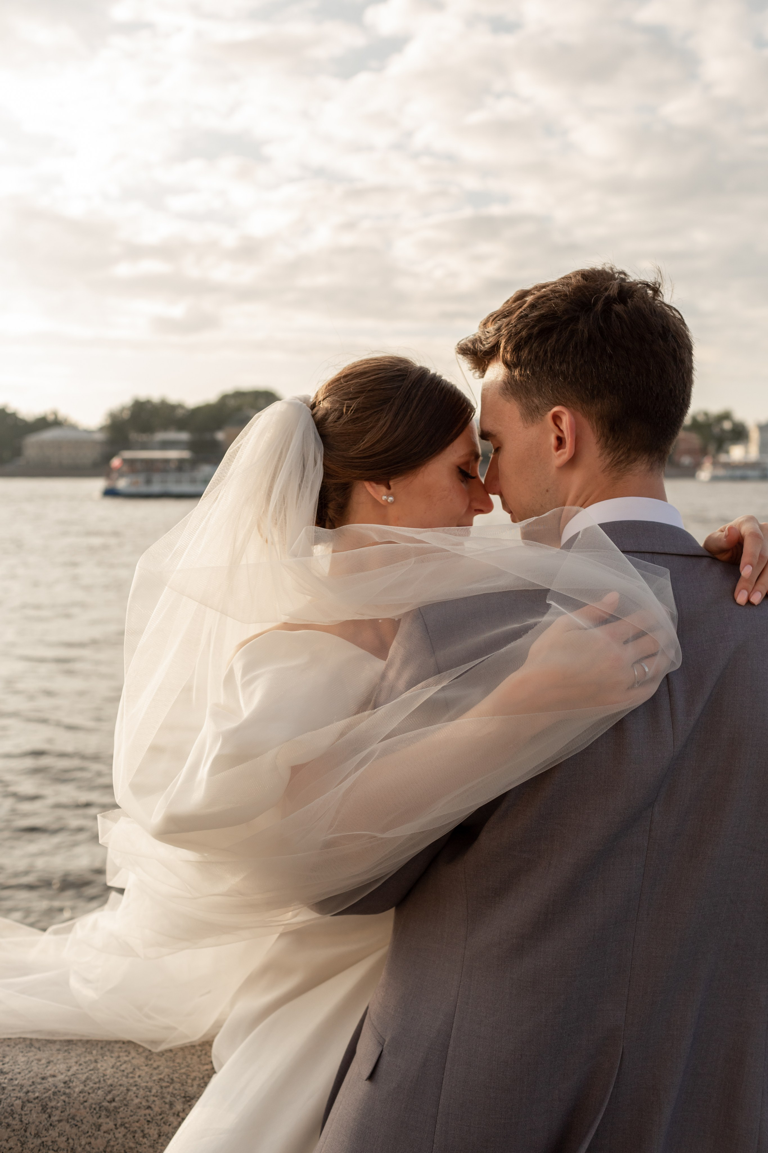 Свадебная фотопрогулка в Санкт-Петербурге. Свадебный фотограф Кирилл Белый