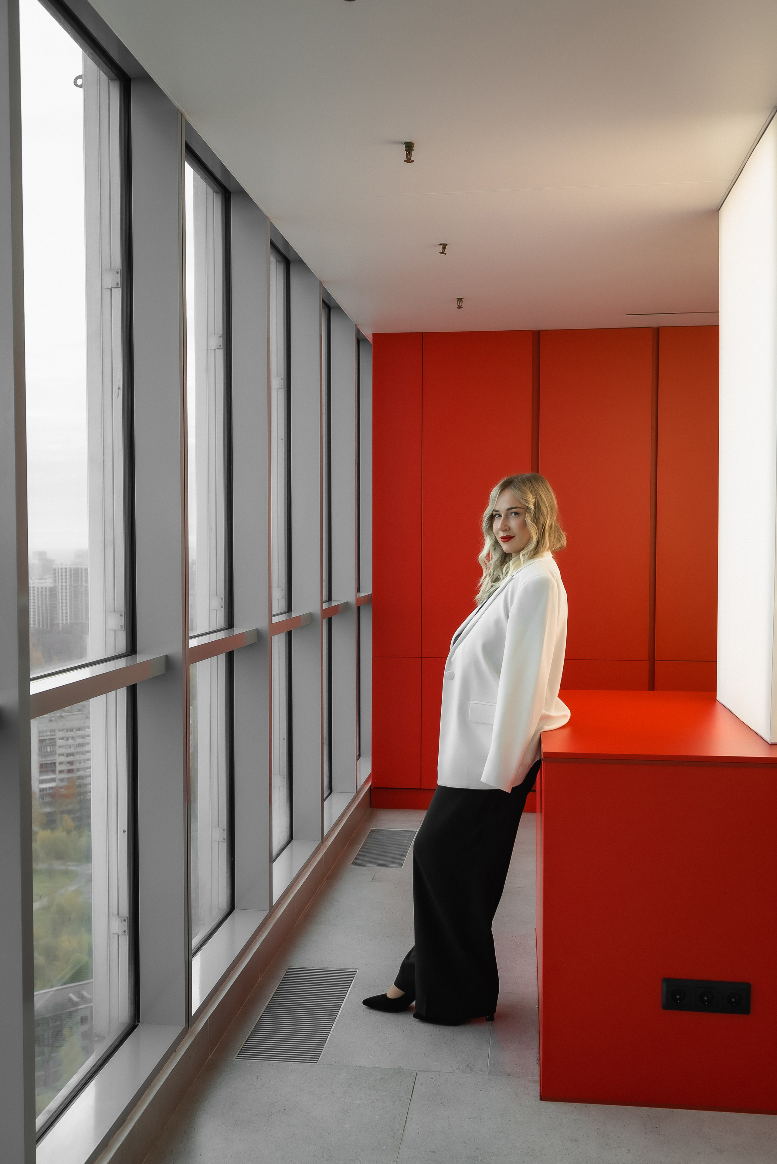 Портрет на красном фоне. КОНТЕНТ | БРЕНД фотограф Санкт-Петербург — Жанна Олтаржевская