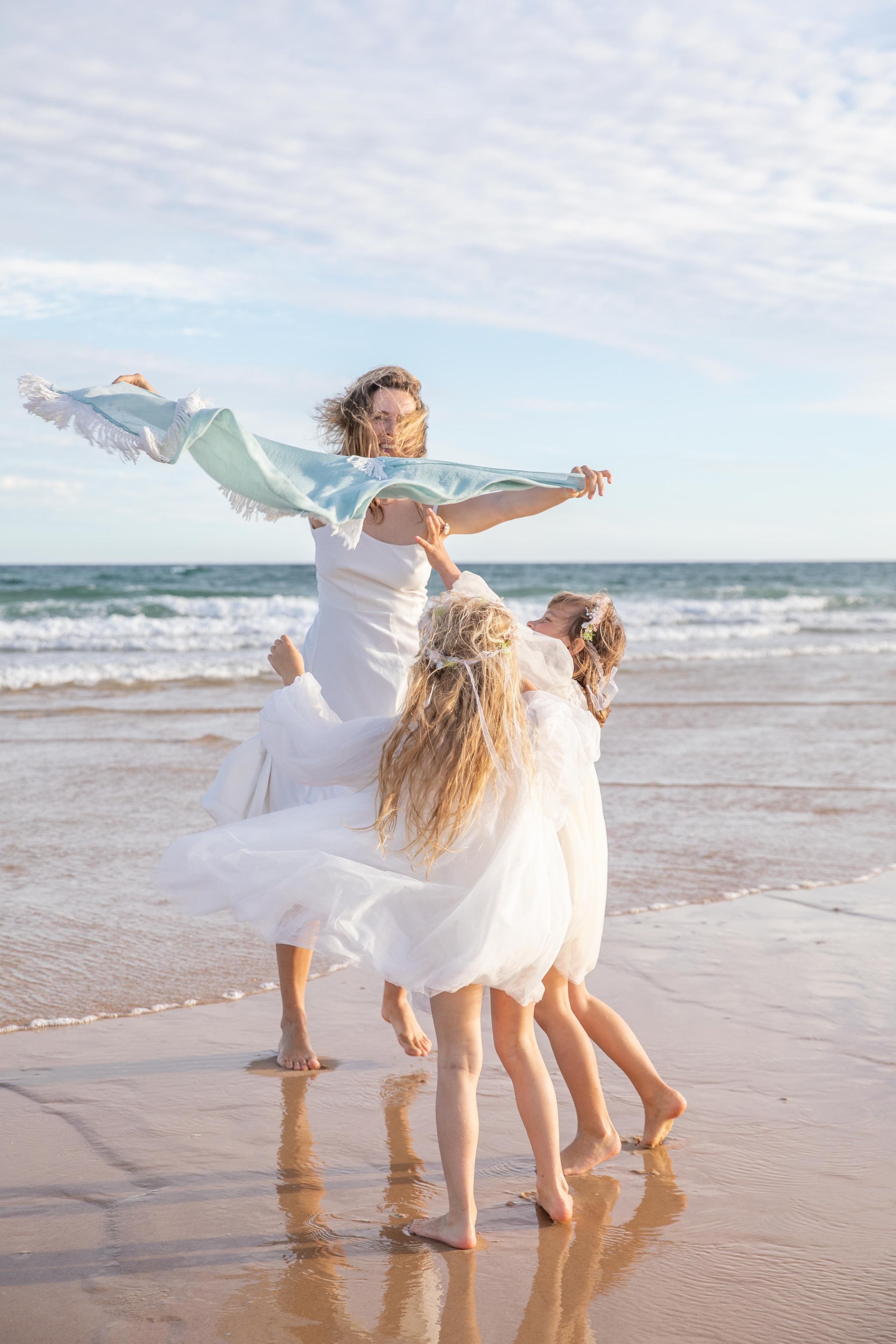 Family on the ocean. Professional Photographer in Portugal. Oksana Lomnova