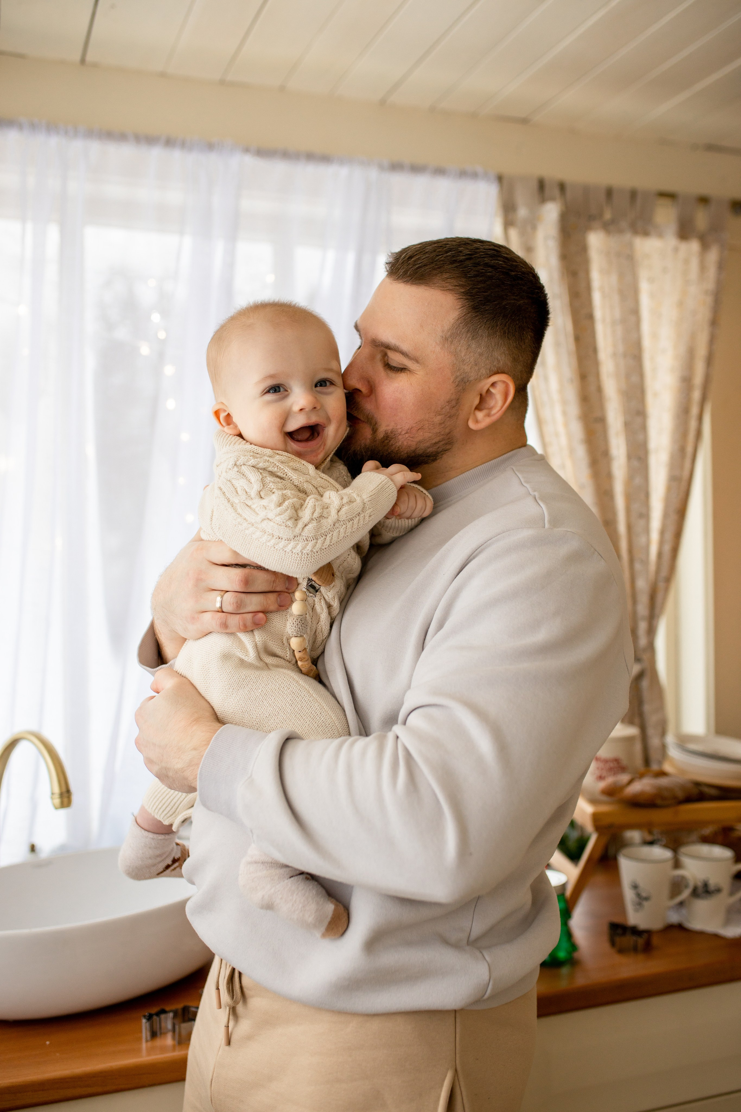 папа с ребёнком на руках, загородная фотосессия,  загородная фотостудия, новгодняя фотосессия в Железнодорожном, новогодняя фотосессия в Купавне, фотограф Железнодорожный фотограф Балашиха фотограф Купавна, 