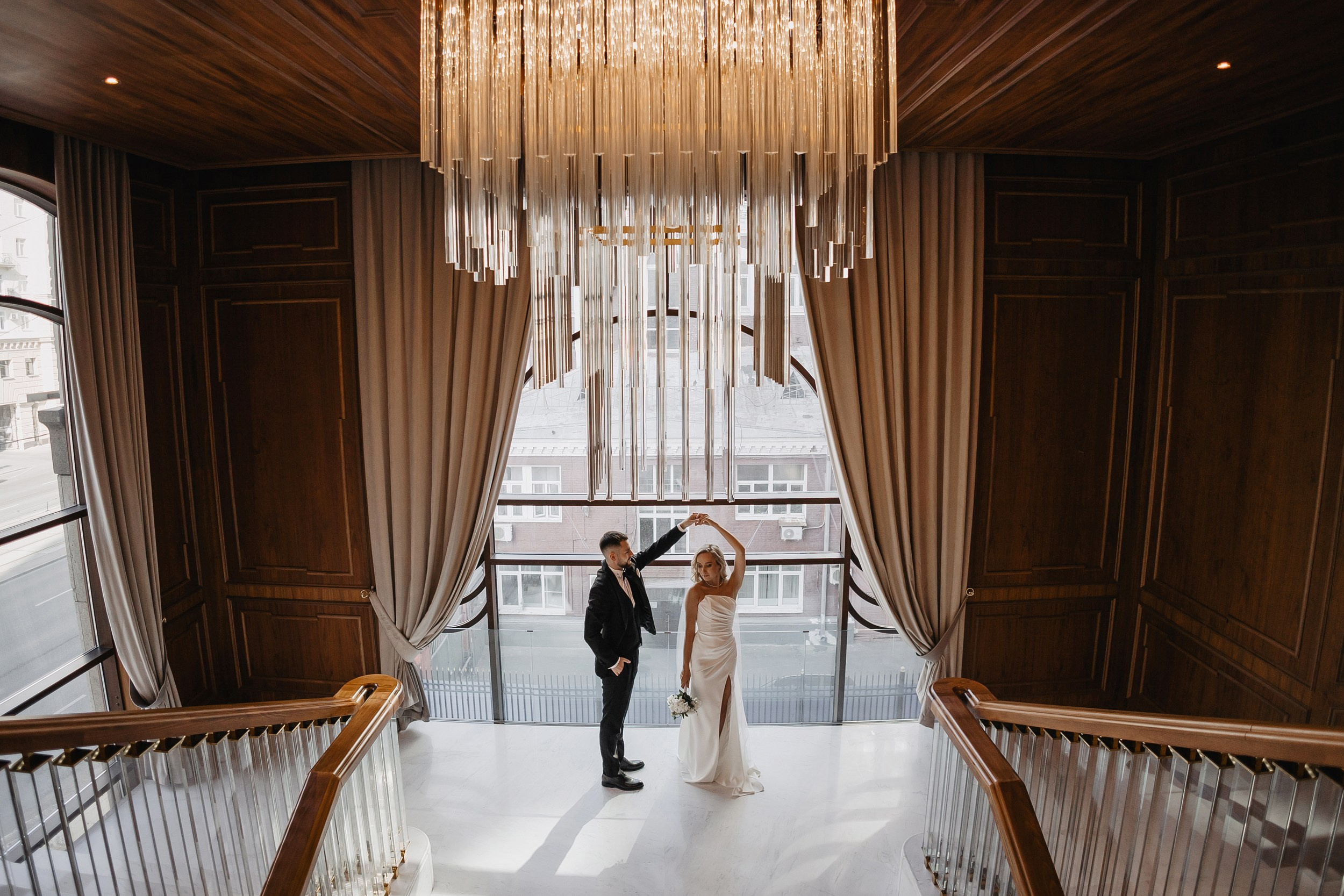 Свадебная фотосессия в отеле St. Regis Москва Никольская. Свадебный фотограф в Москве Дарья Олендарёва