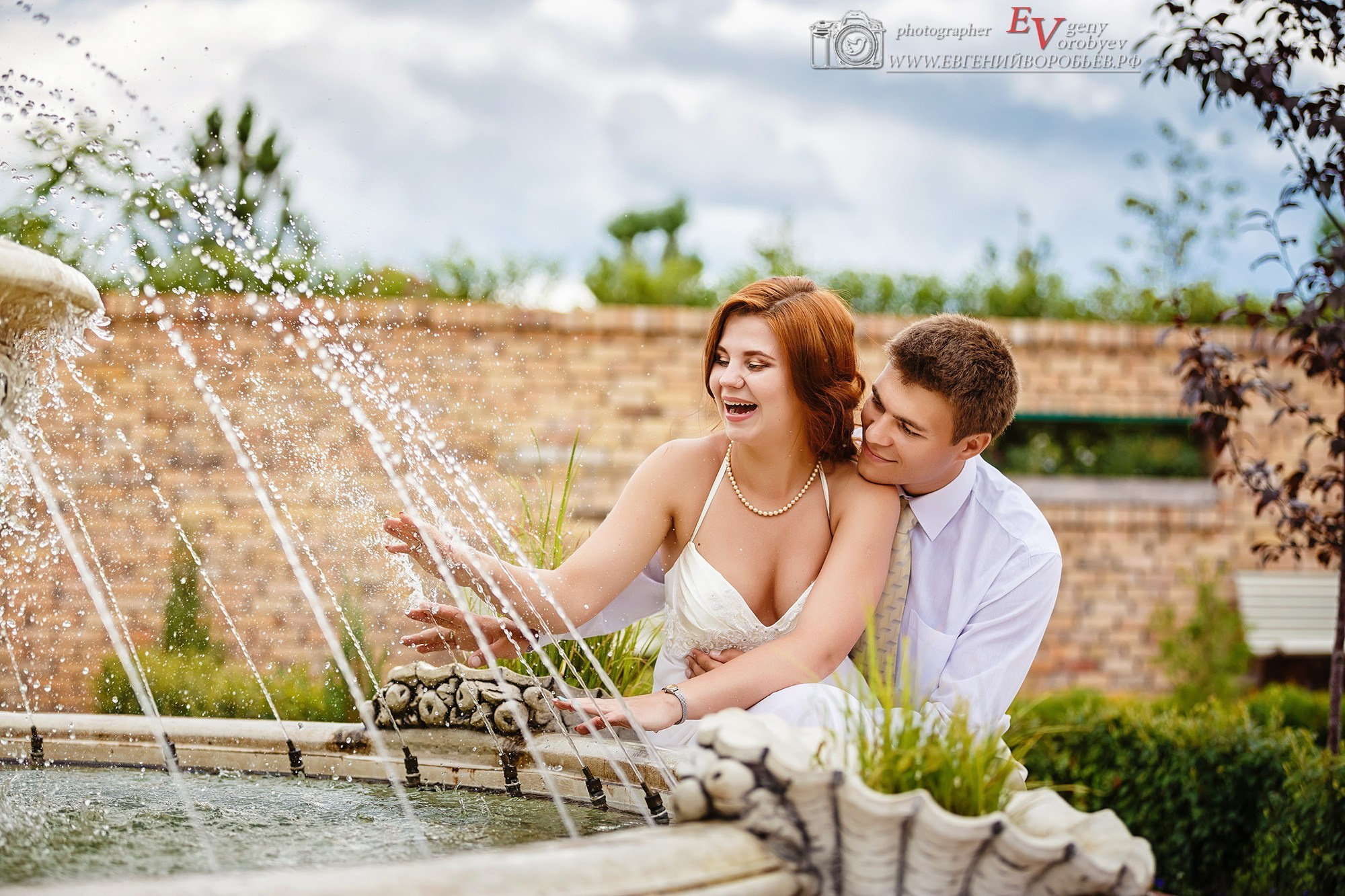 свадебная фотосессия свадебный фотограф Красноярск цена заказать забронировать фотосъёмка Сады Мечты идея место пример фото позы образ для свадебной фотопрогулки ведущий на свадьбу тамада визажист макияж прическа невесты свадебное платье костюм жениха стилист  