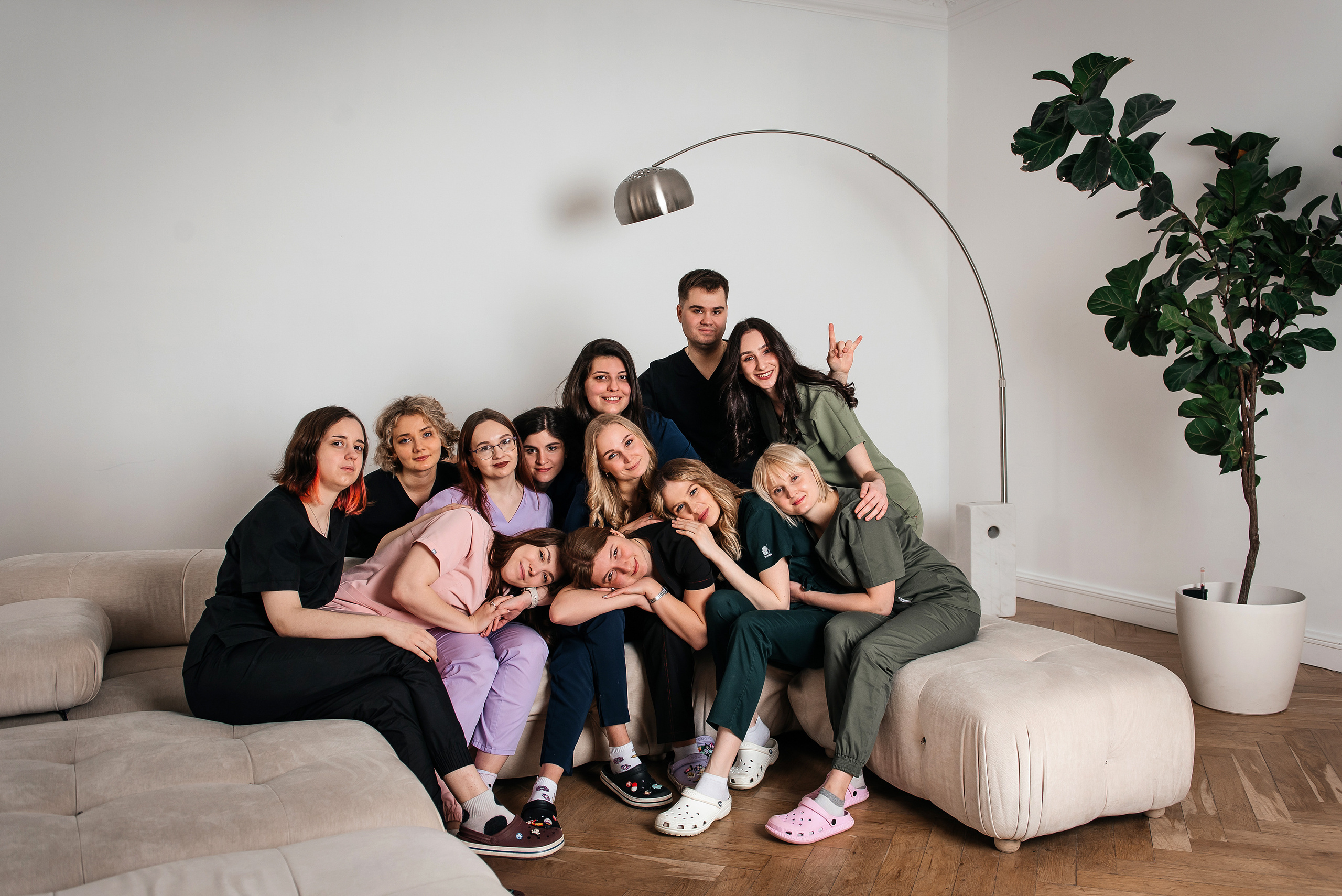 фотосессия для выпускников в фотостудии, фотосессия для выпускного альбома, фотосессия в студии для выпускного альбома