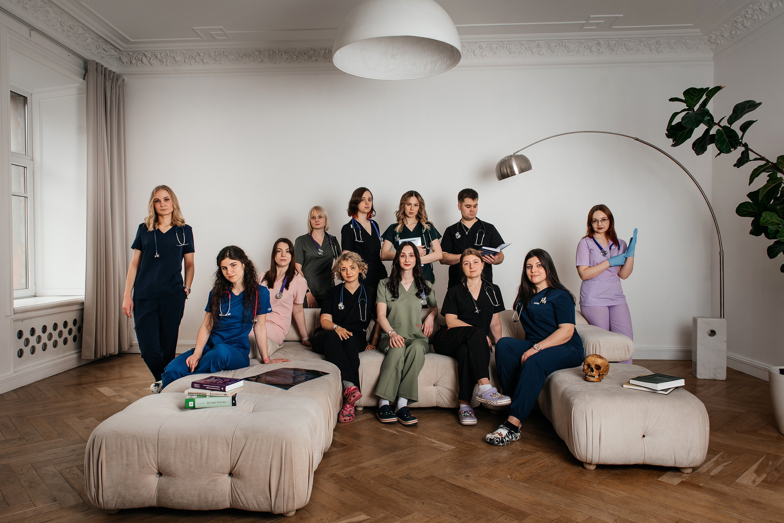 фотосессия для выпускников в фотостудии, фотосессия для выпускного альбома, фотосессия в студии для выпускного альбома