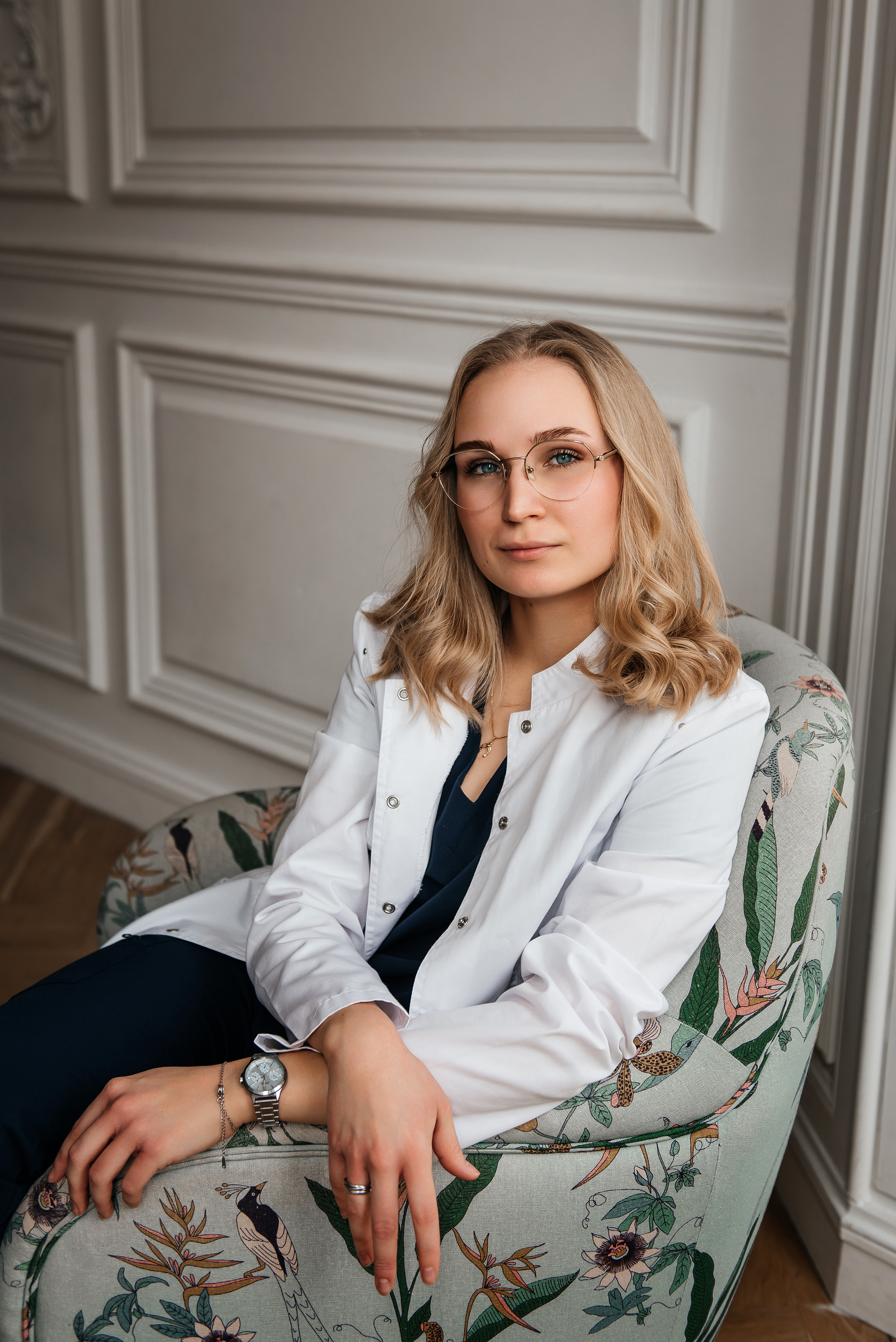 фотосессия для выпускников в фотостудии, фотосессия для выпускного альбома, фотосессия в студии для выпускного альбома