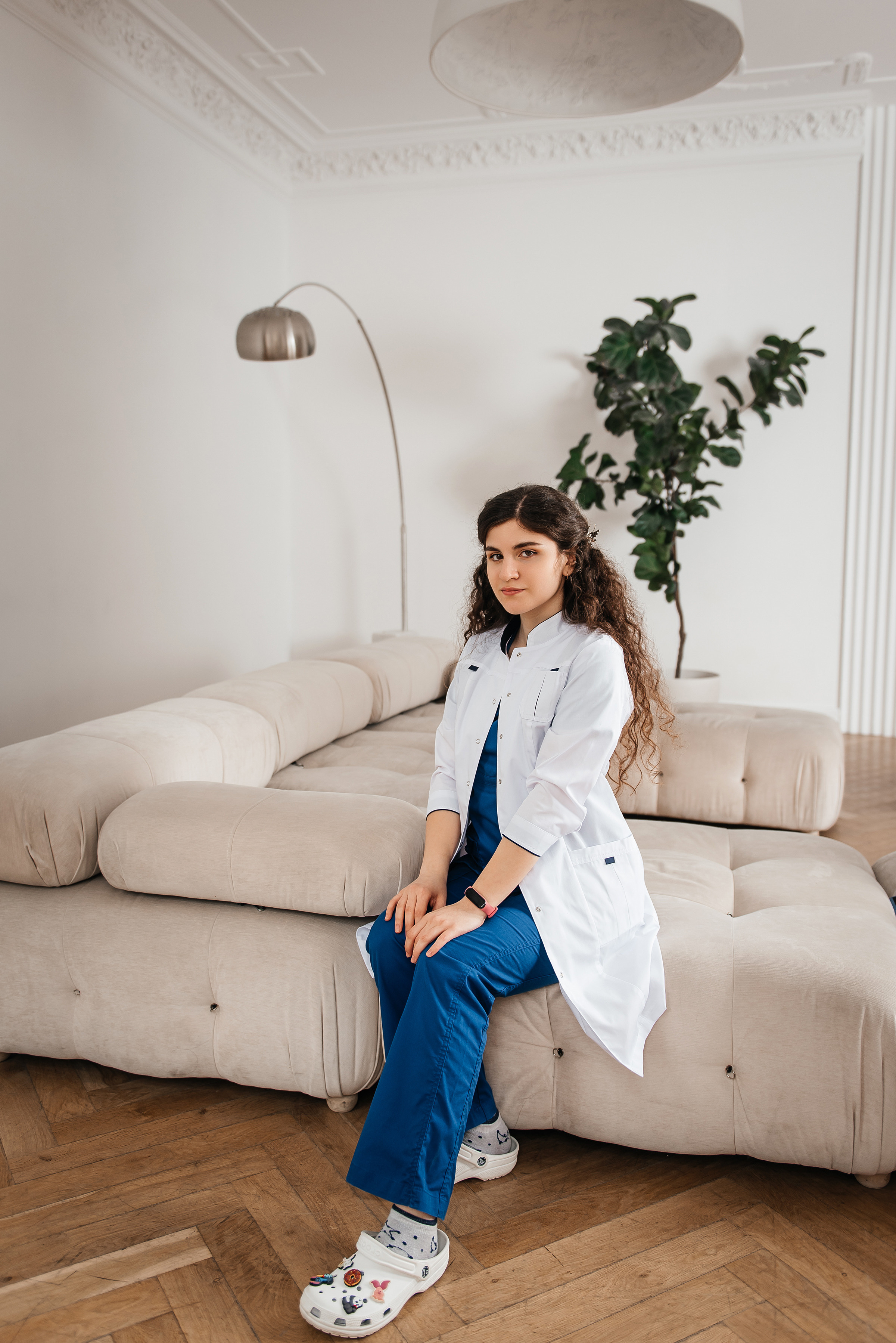 фотосессия для выпускников в фотостудии, фотосессия для выпускного альбома, фотосессия в студии для выпускного альбома