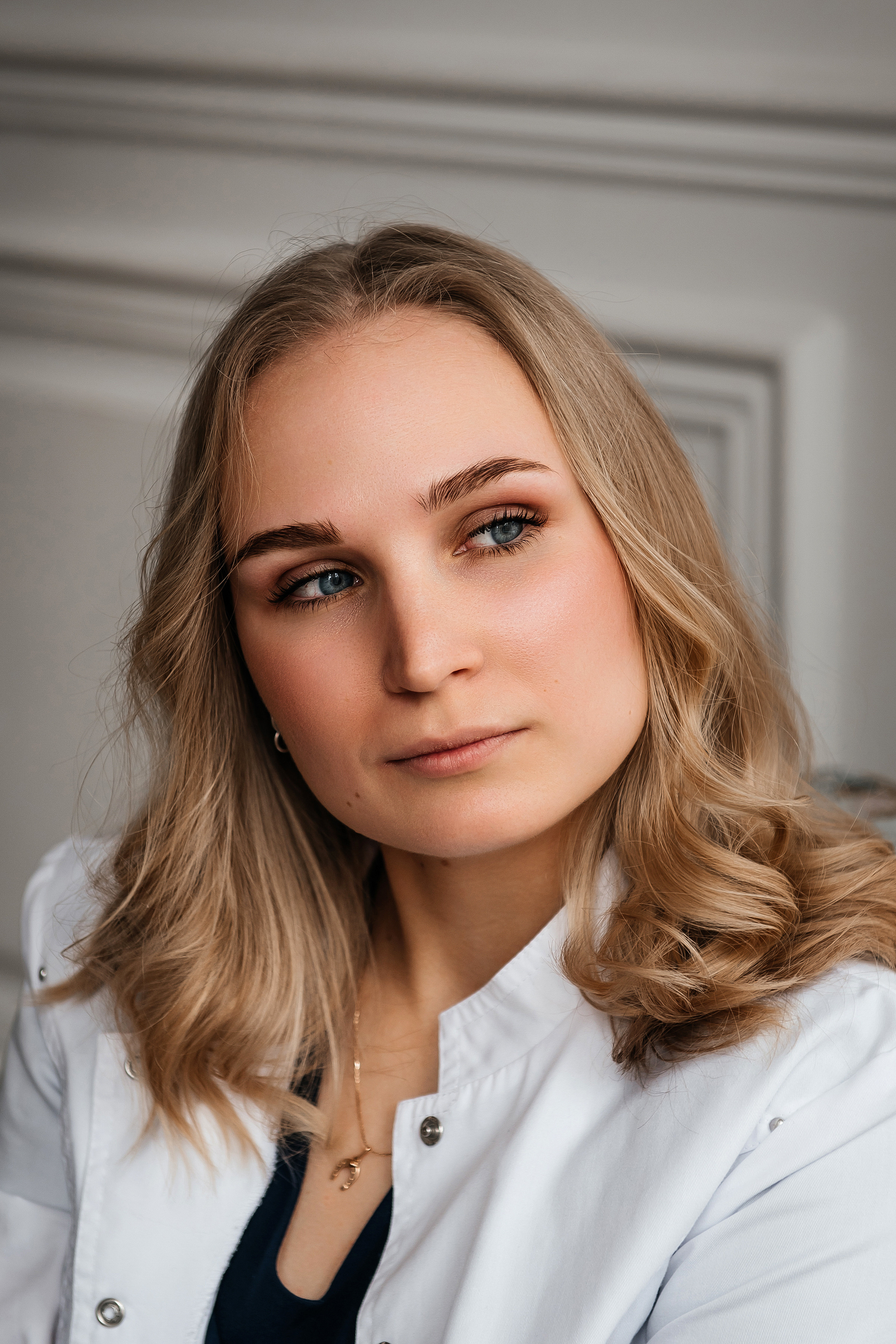 фотосессия для выпускников в фотостудии, фотосессия для выпускного альбома, фотосессия в студии для выпускного альбома