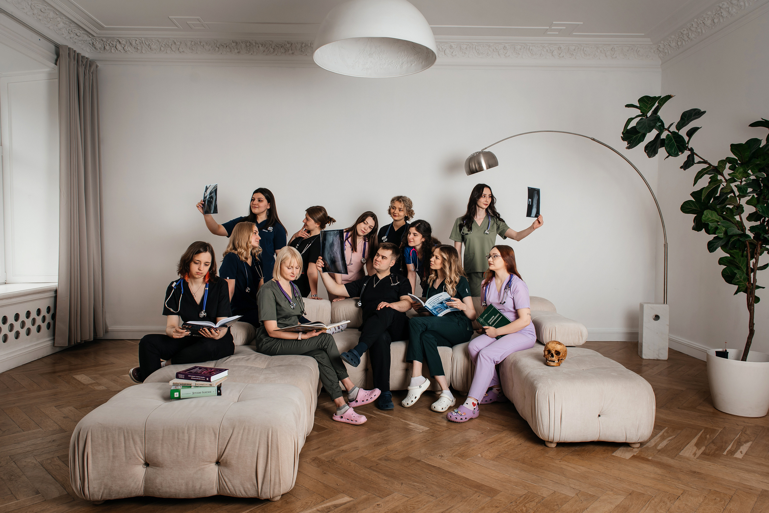 фотосессия для выпускников в фотостудии, фотосессия для выпускного альбома, фотосессия в студии для выпускного альбома