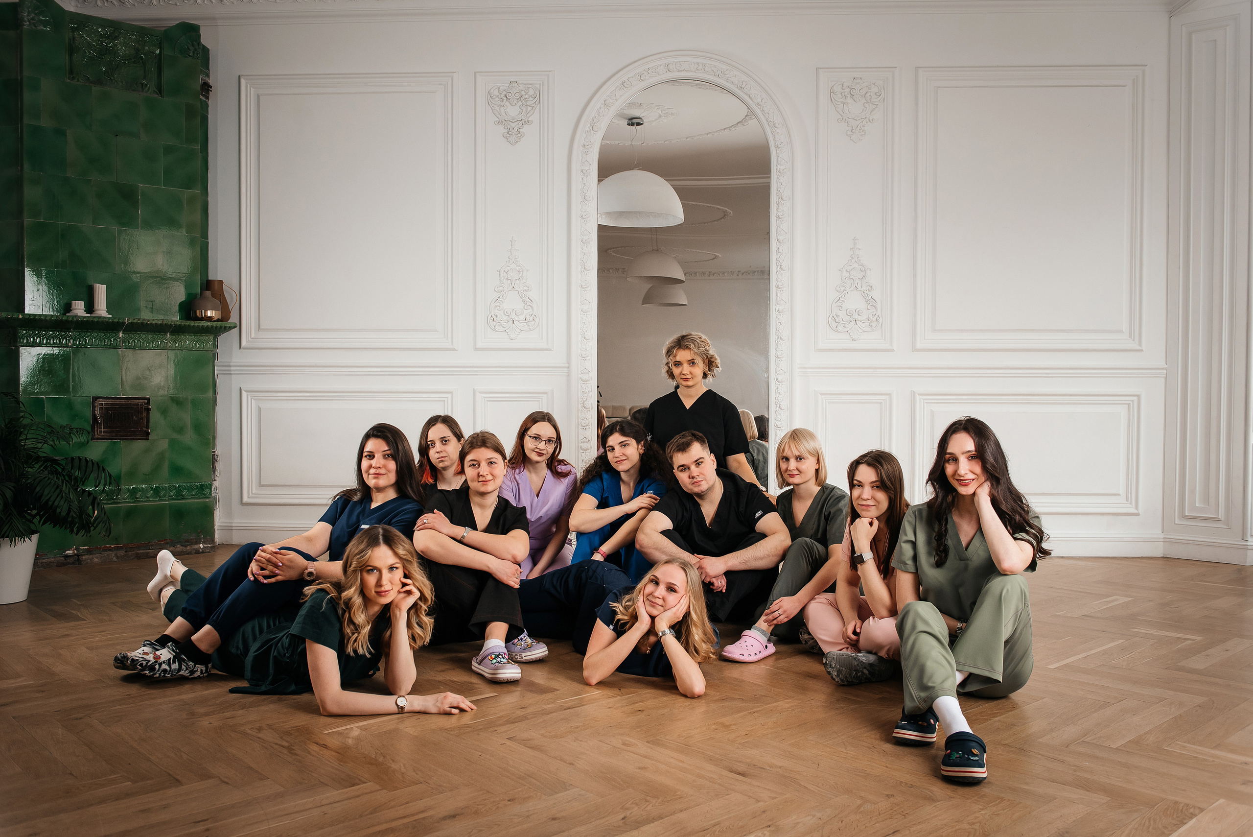 фотосессия для выпускников в фотостудии, фотосессия для выпускного альбома, фотосессия в студии для выпускного альбома