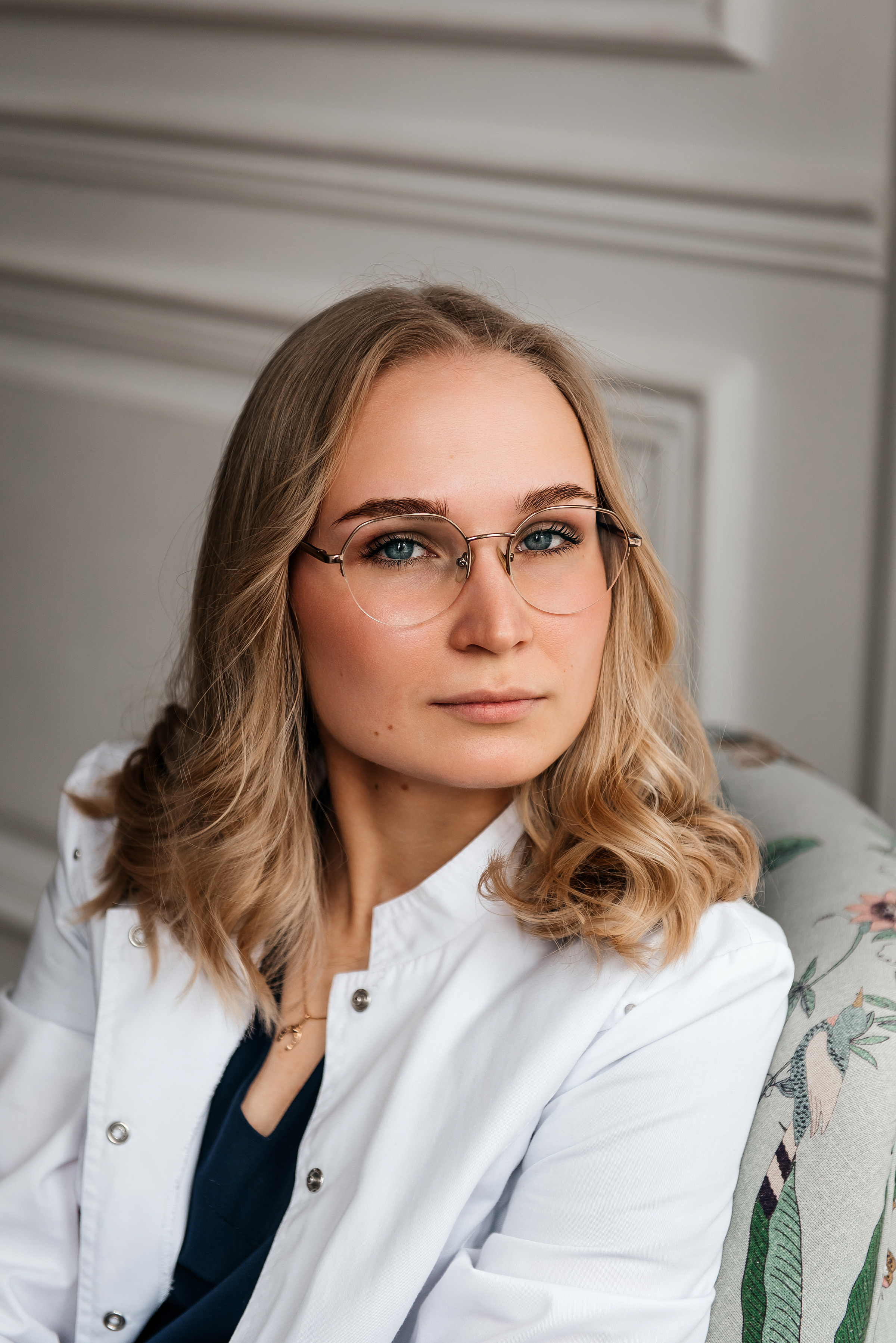 фотосессия для выпускников в фотостудии, фотосессия для выпускного альбома, фотосессия в студии для выпускного альбома