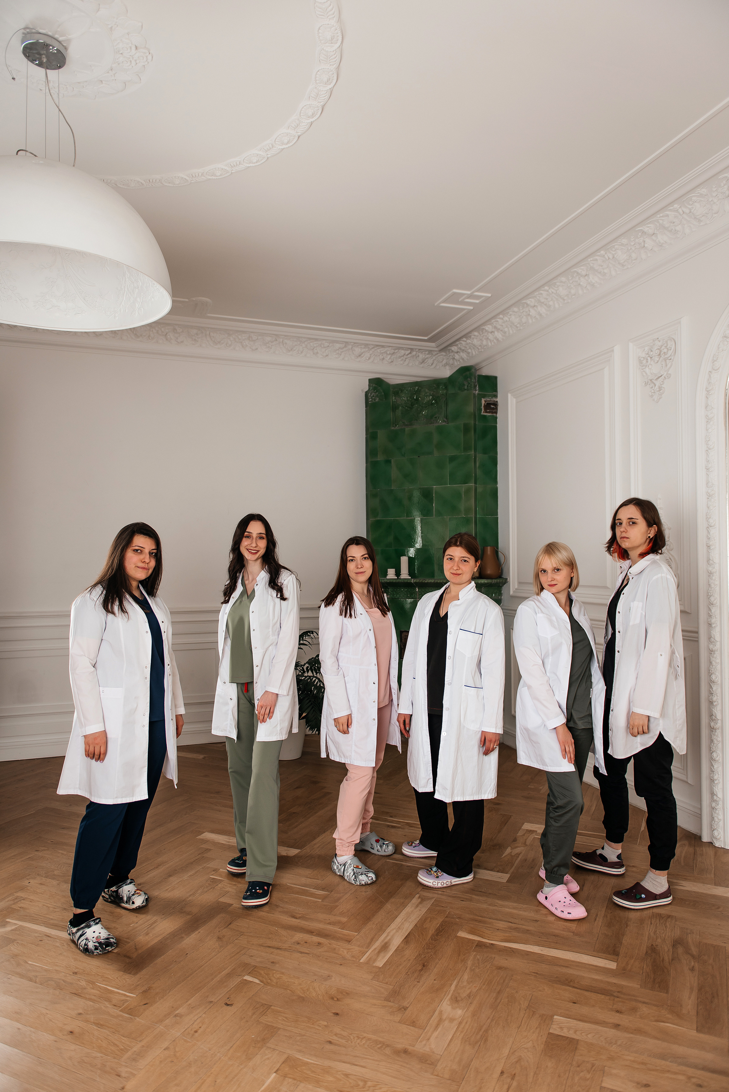 фотосессия для выпускников в фотостудии, фотосессия для выпускного альбома, фотосессия в студии для выпускного альбома