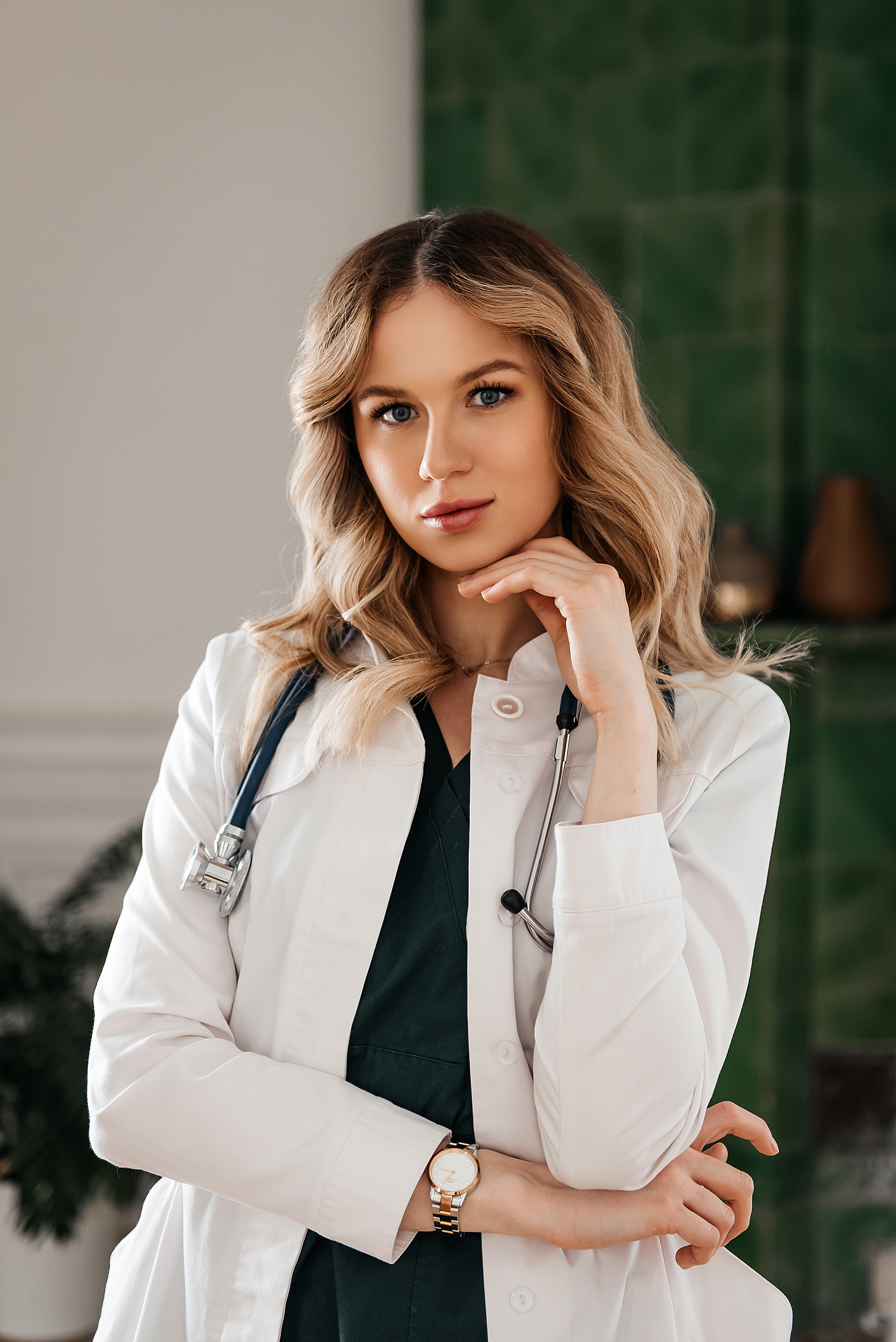 фотосессия для выпускников в фотостудии, фотосессия для выпускного альбома, фотосессия в студии для выпускного альбома