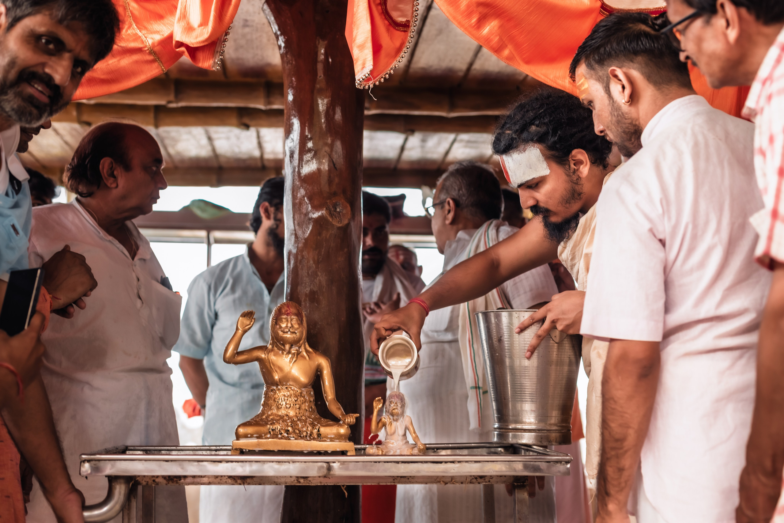 Abhisheka Devraha Baba on Sri Devdas ji maharaj bd. Mariam Bagdasaryan