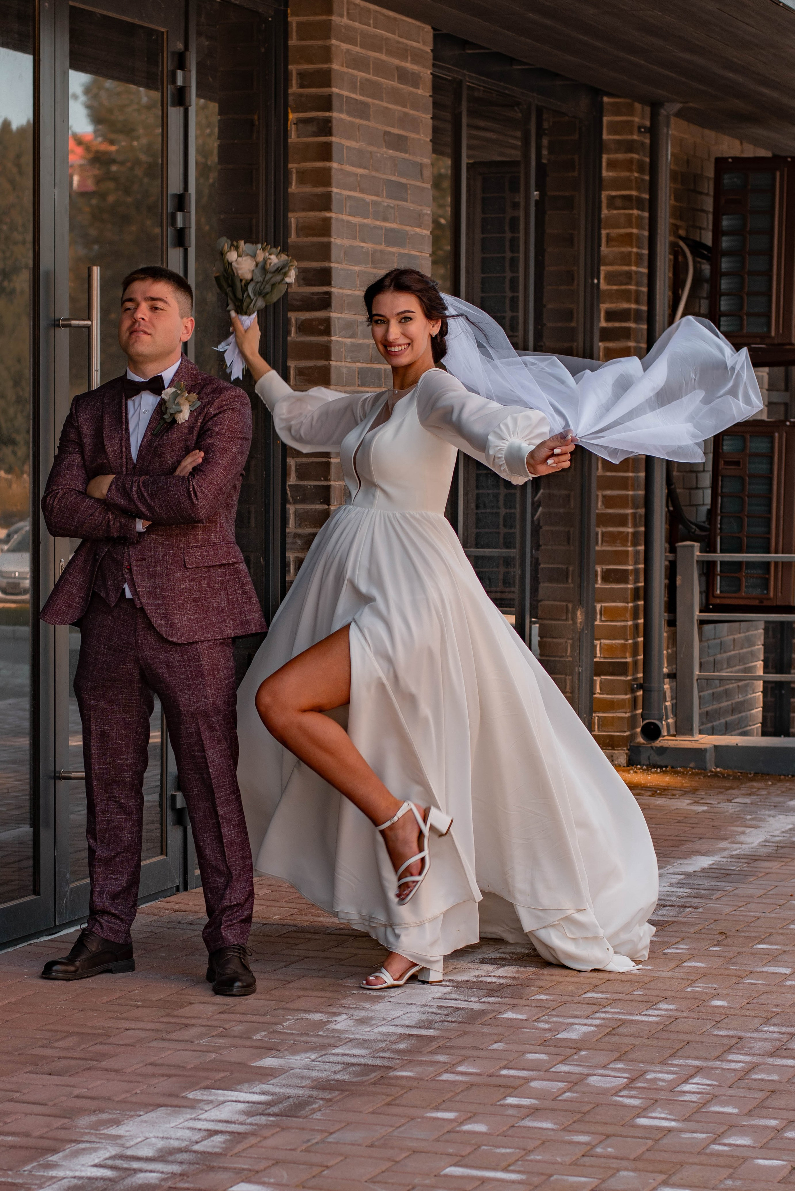 жених и невеста на свадебной фотосессии в Абакане