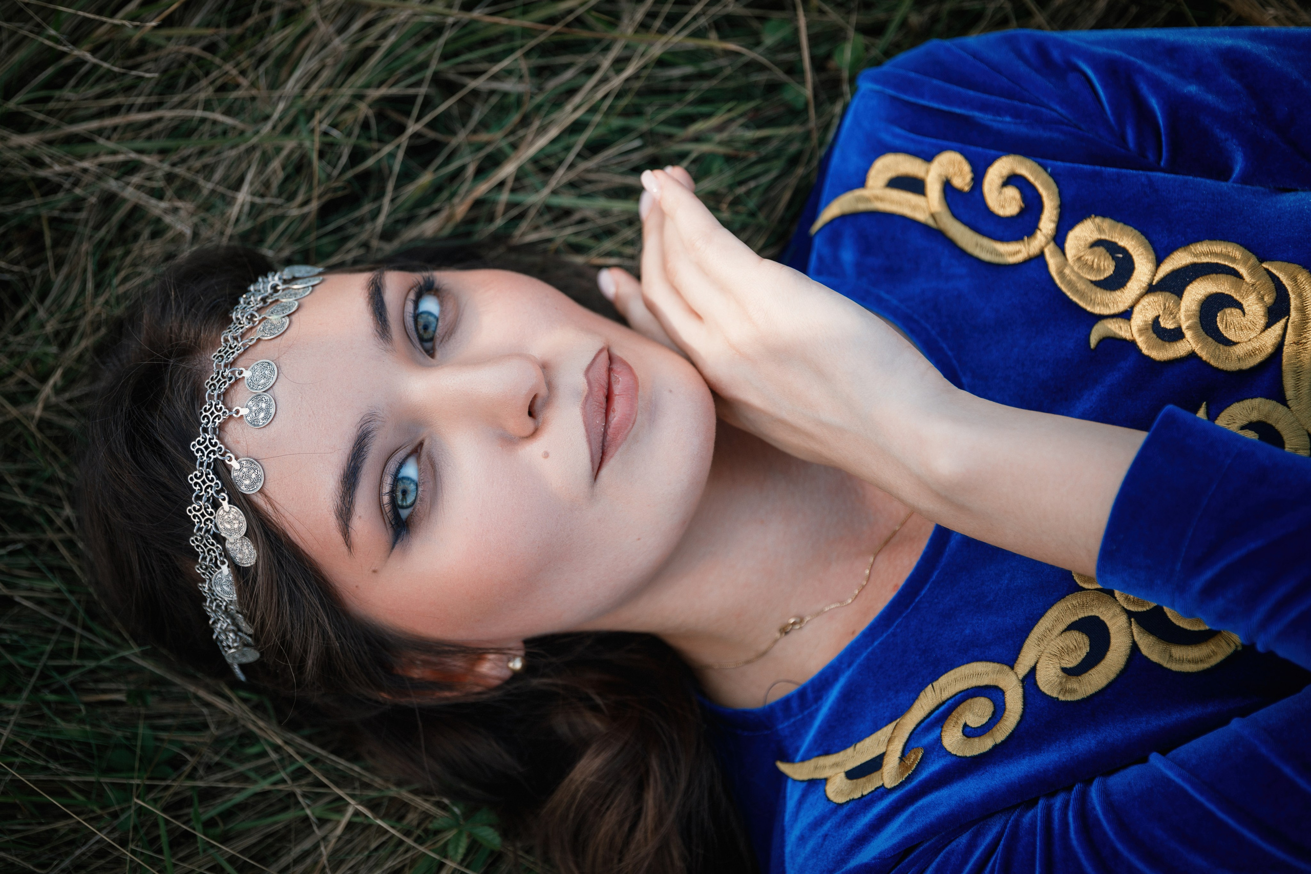 Индивидуальная фотосессия в горах, в армянском национальном платье. Фотограф во Владикавказе Юрий Геворгизов