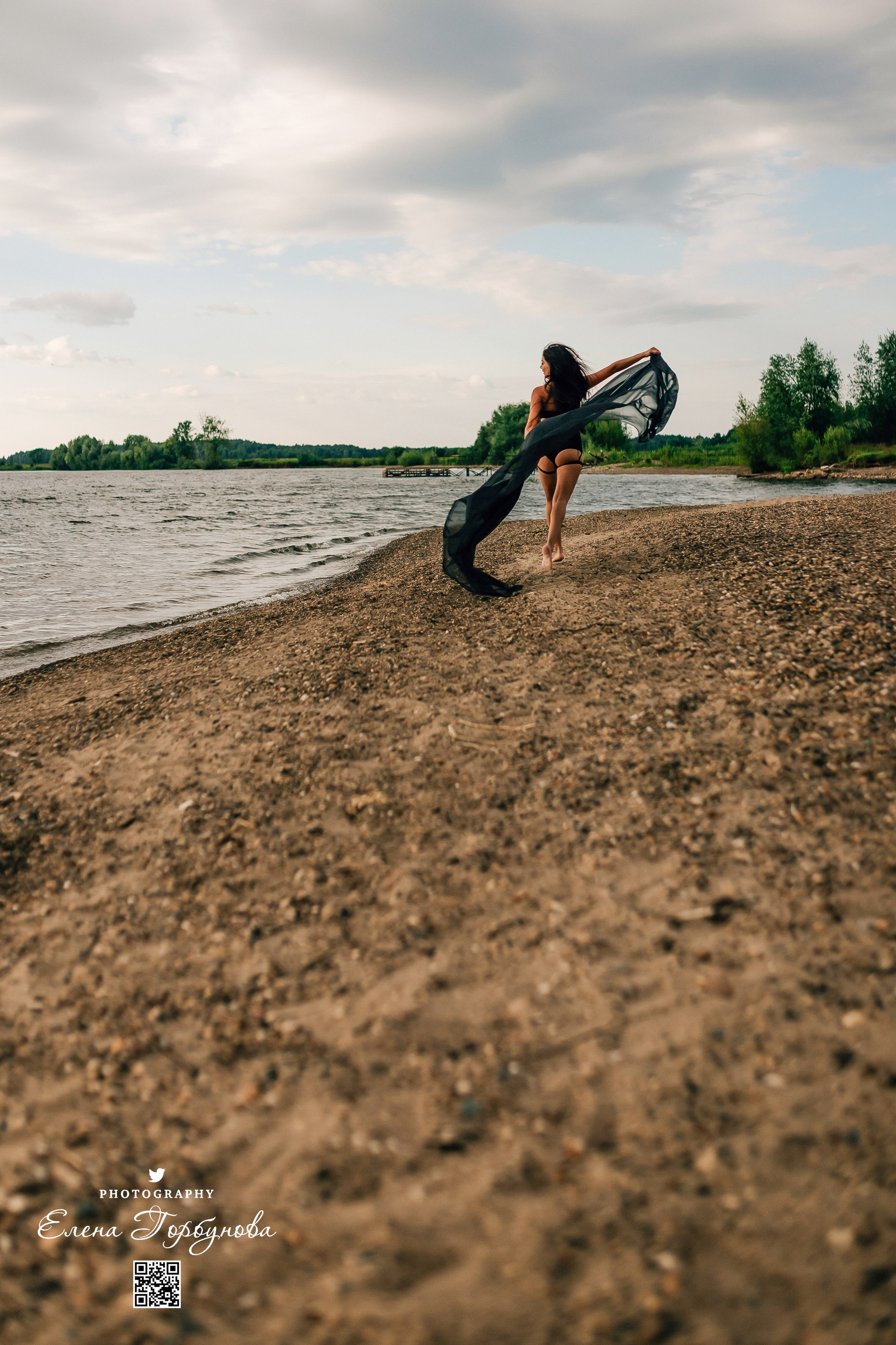 Черная серия с тканью. Набережная. Александра и Таисия. Июль 2025 г. Фотограф Пермь. Свадьбы. Семья и дети, школа, д. сад. Фотокниги