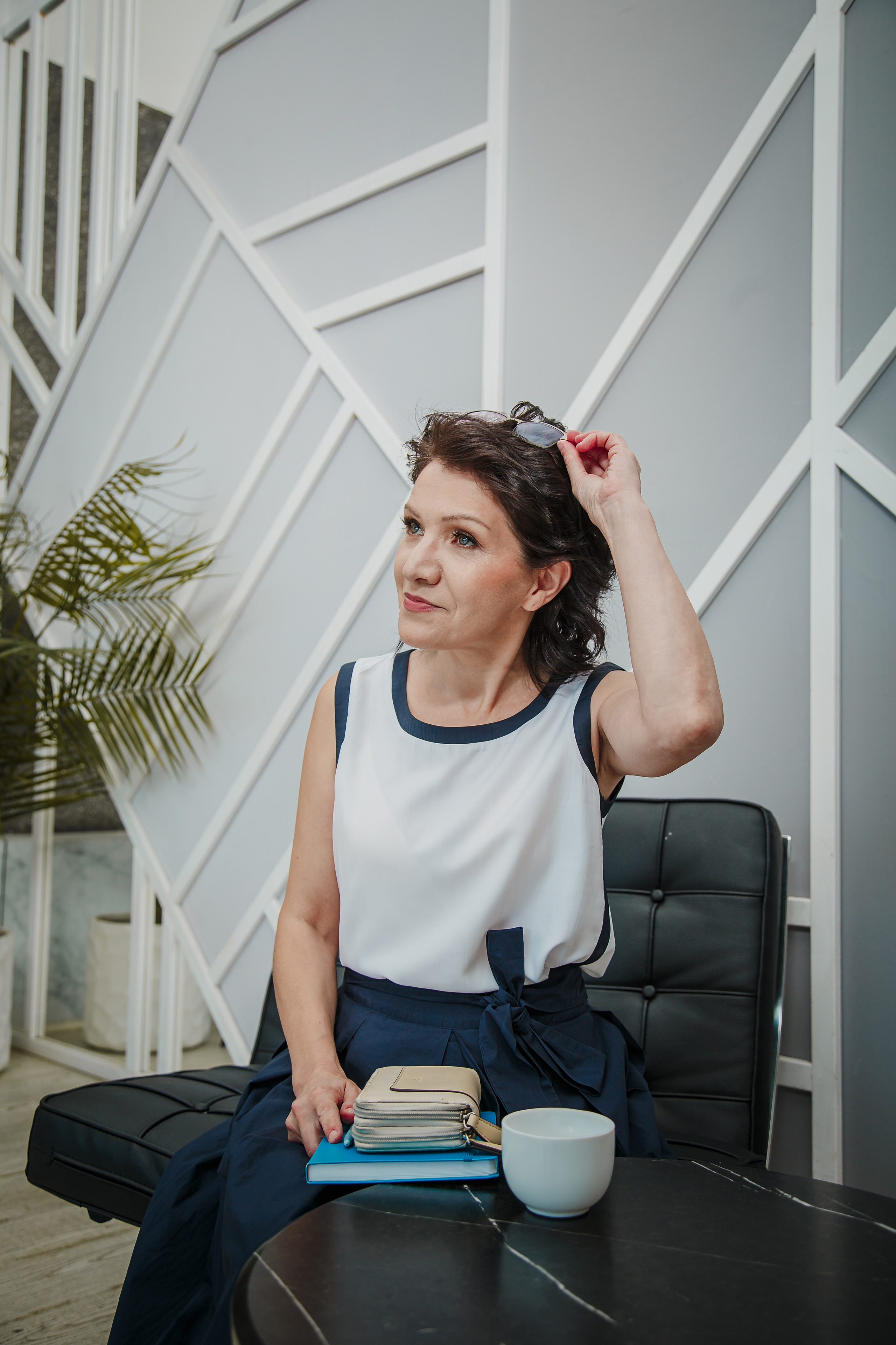 Женский коуч в светлой студии — брендовая фотосессия в Москве, Портрет женского коуча в деловом образе — фотосессия для личного бренда, Фотосессия для эксперта в офисной локации студии Москва, Женский коуч в повседневном образе — контент для соцсетей, Профессиональный бренд-фотограф в Москве — женский коуч, Образ женского коуча для сайта и продвижения в соцсетях, Разнообразные образы на брендовой фотосессии для эксперта, Светлая студия с офисными локациями — фотосессия для коуча, брендовая фотосессия для эксперта, фотосессия для женского коуча, бренд-фотограф Москва, фотосессия личный бренд, фотосессия для сайта, фотосессия для соцсетей, фотосессия для продвижения, фотосессия в студии Москва, фотосессия для эксперта Москва, профессиональная фотосессия для коуча. Катерина Сысуева, Рина Сысуева, rina_sphoto