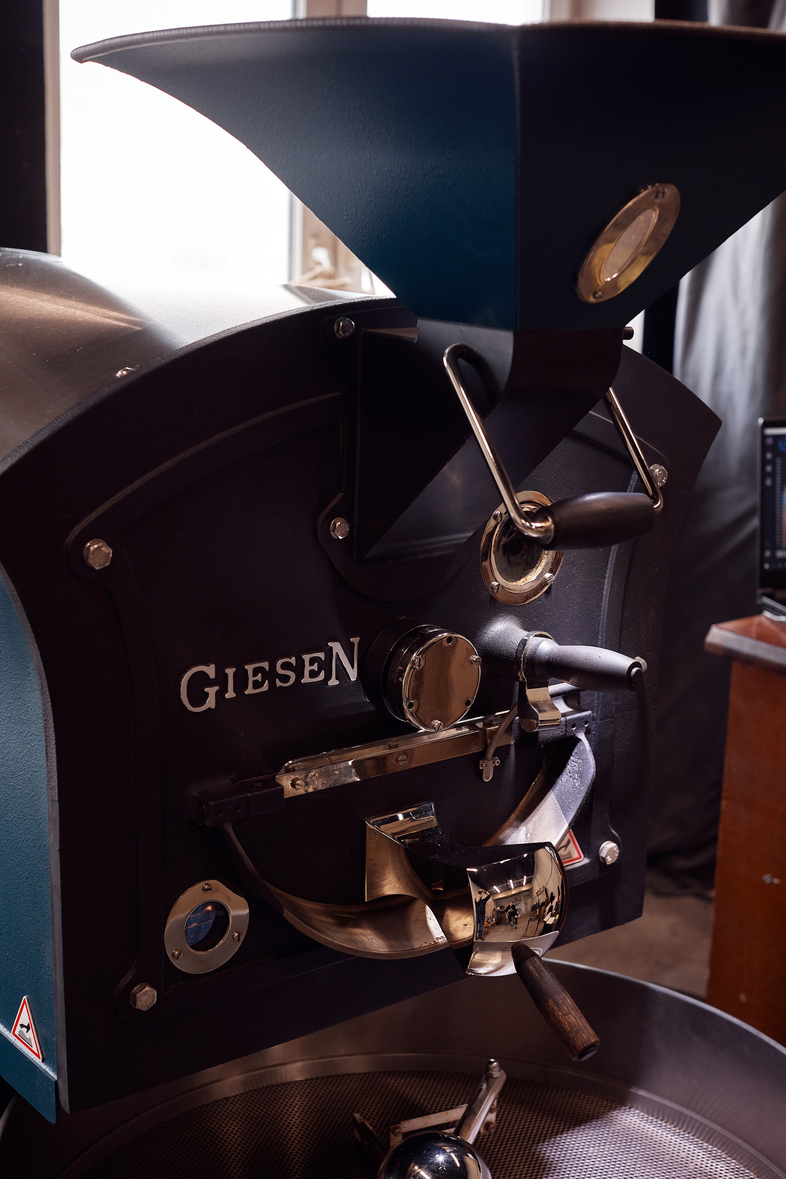 Съемка производителя Rock'n roast. Обжарка и продажа кофе. Контент для бизнеса в Екатеринбурге Полдень Медиа