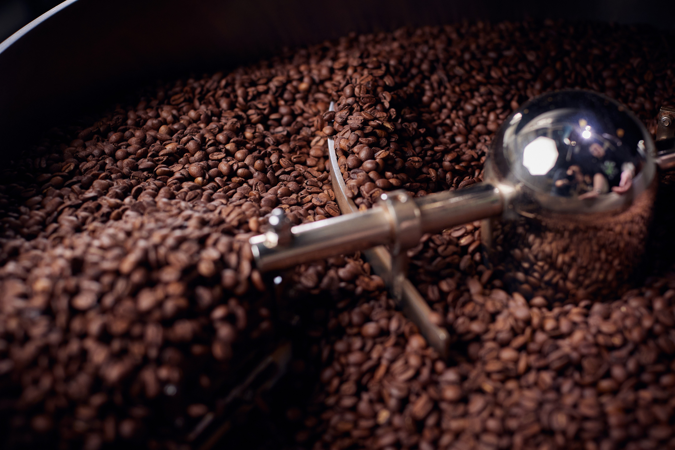 Съемка производителя Rock'n roast. Обжарка и продажа кофе. Контент для бизнеса в Екатеринбурге Полдень Медиа