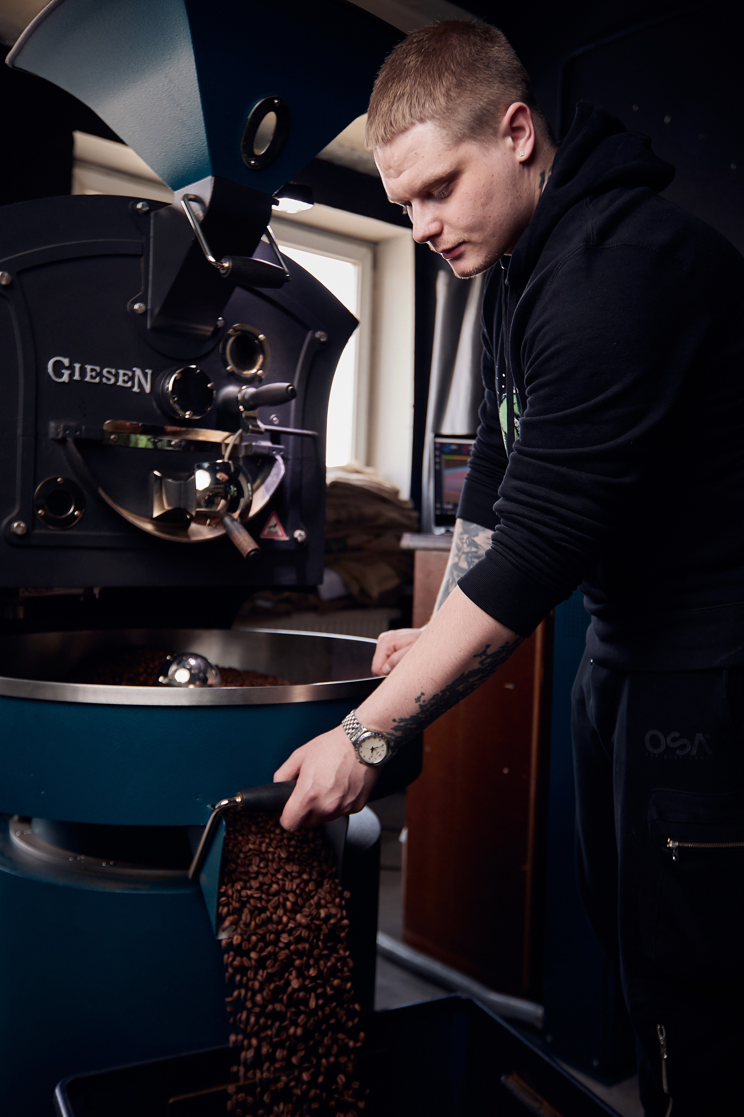 Съемка производителя Rock'n roast. Обжарка и продажа кофе. Контент для бизнеса в Екатеринбурге Полдень Медиа