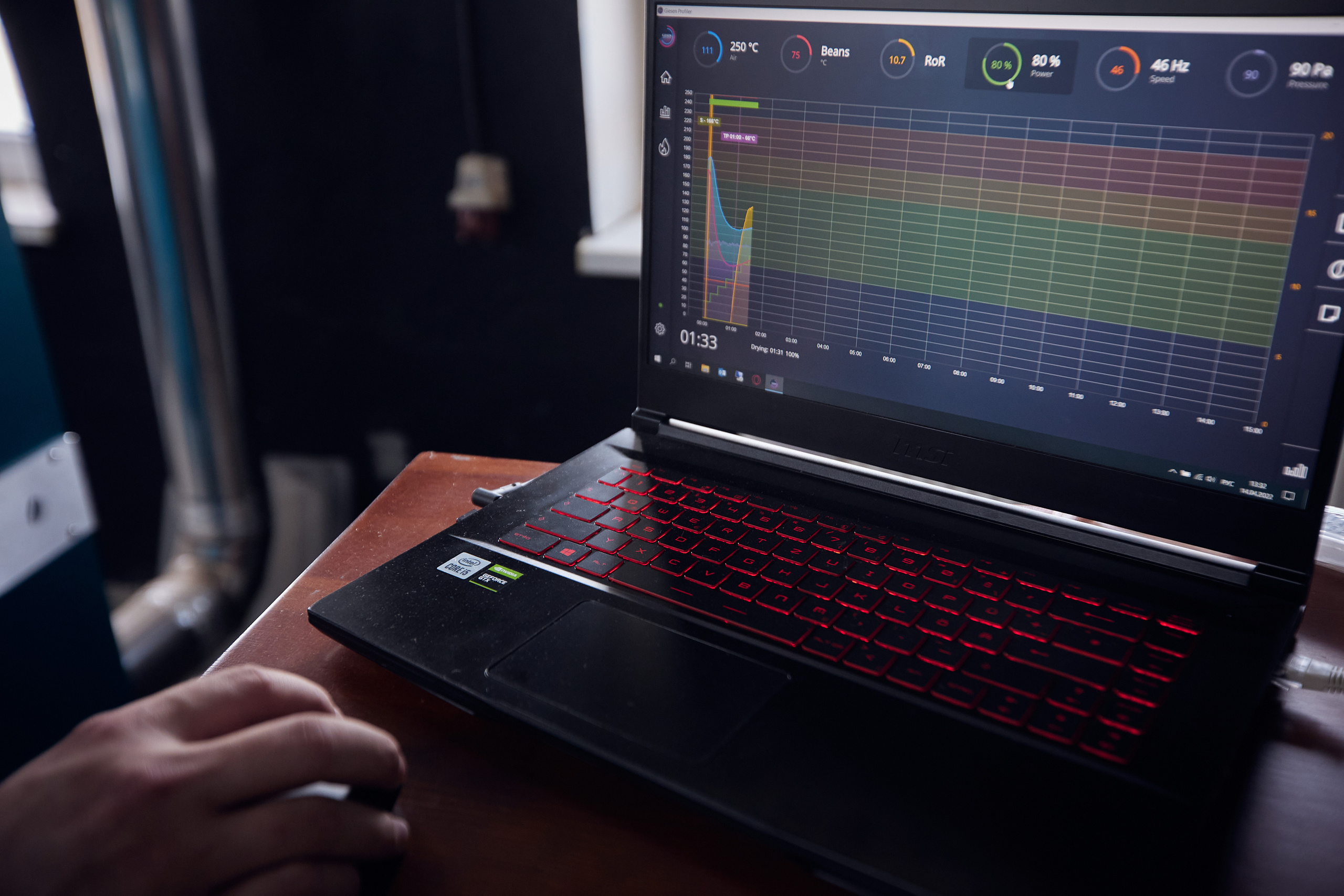 Съемка производителя Rock'n roast. Обжарка и продажа кофе. Контент для бизнеса в Екатеринбурге Полдень Медиа