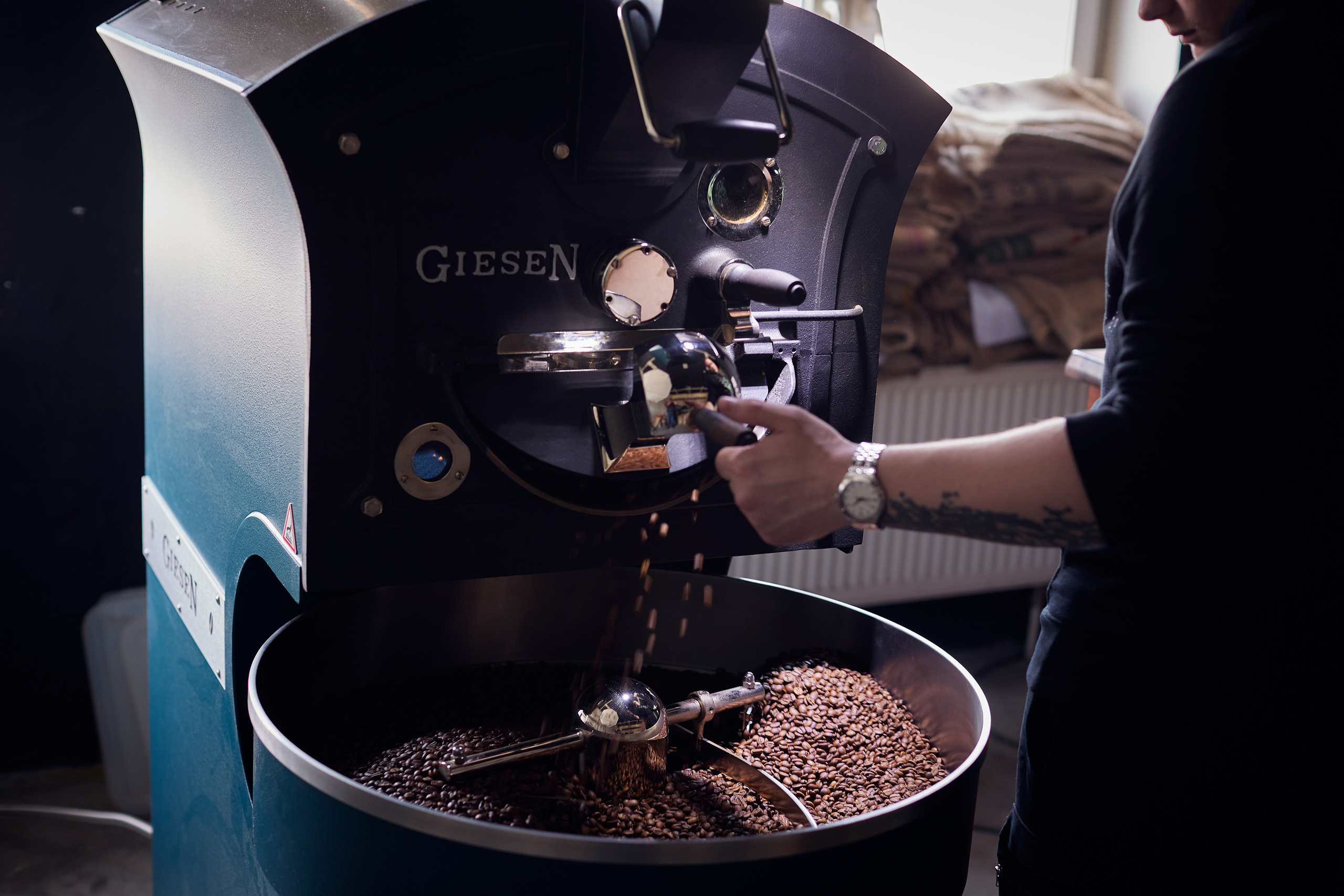 Съемка производителя Rock'n roast. Обжарка и продажа кофе. Контент для бизнеса в Екатеринбурге Полдень Медиа