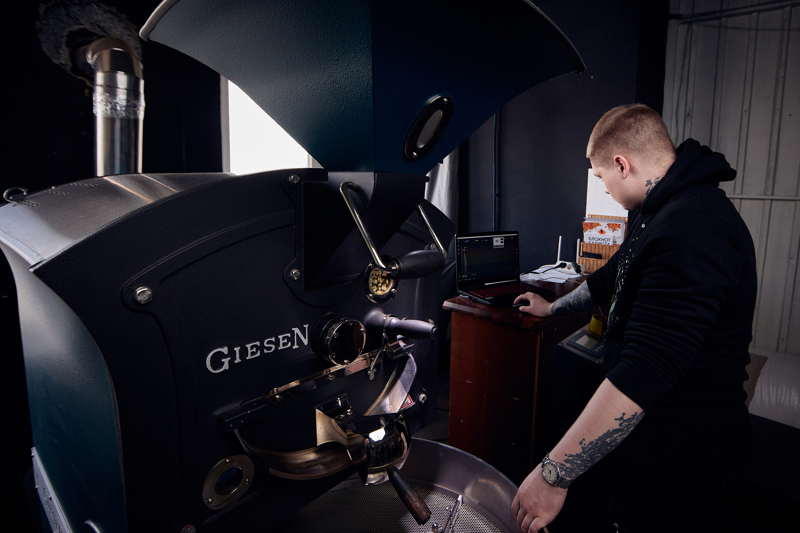 Съемка производителя Rock'n roast. Обжарка и продажа кофе. Контент для бизнеса в Екатеринбурге Полдень Медиа