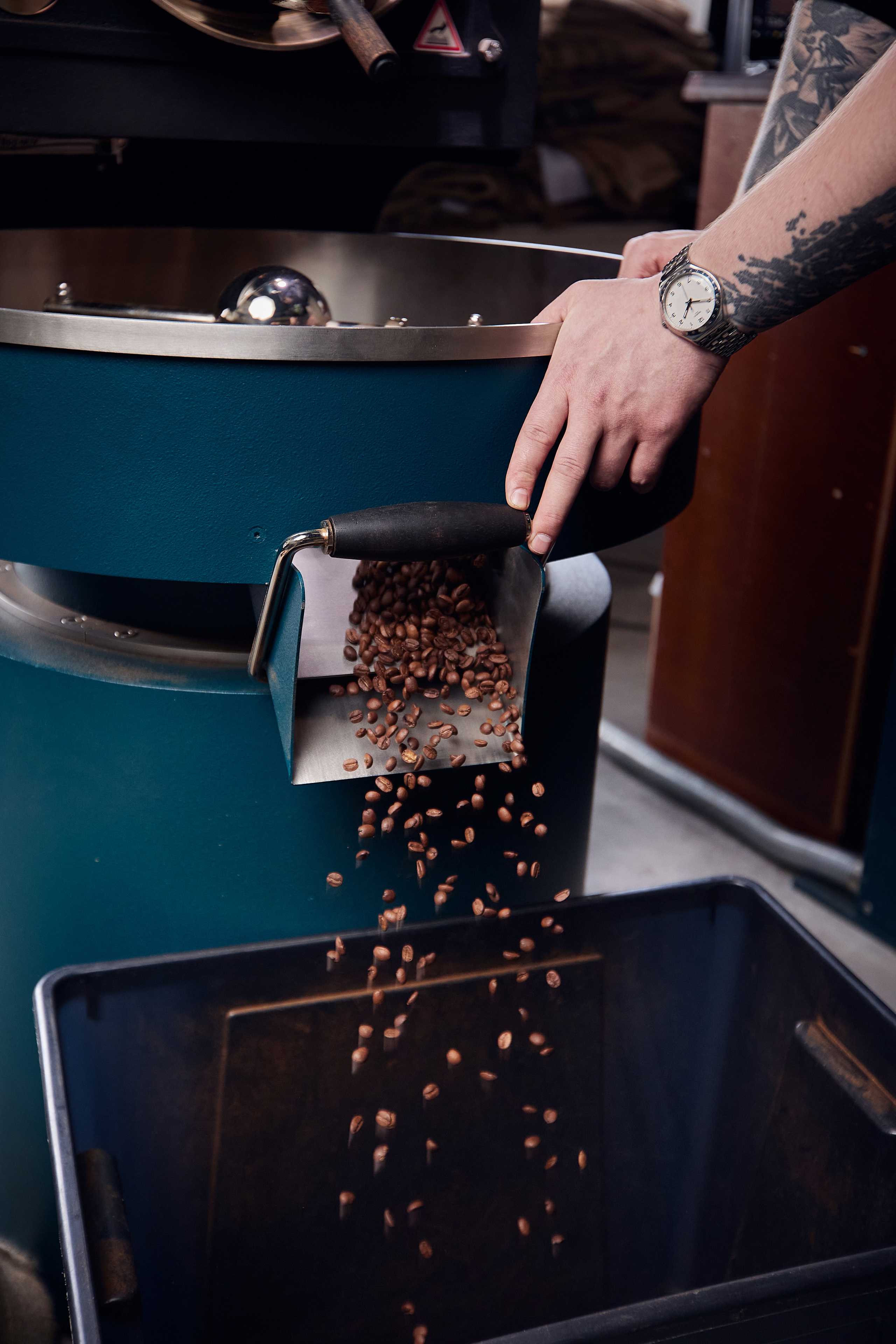 Съемка производителя Rock'n roast. Обжарка и продажа кофе. Контент для бизнеса в Екатеринбурге Полдень Медиа