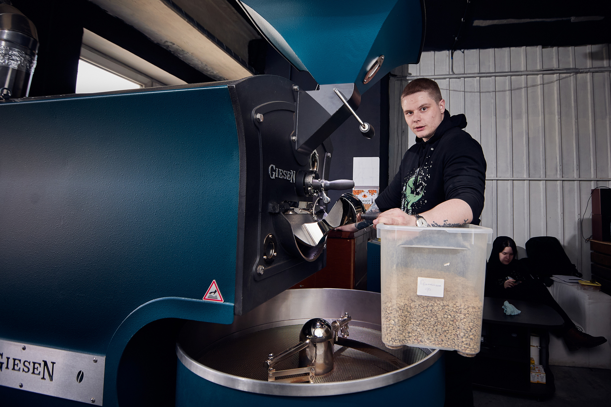 Съемка производителя Rock'n roast. Обжарка и продажа кофе. Контент для бизнеса в Екатеринбурге Полдень Медиа