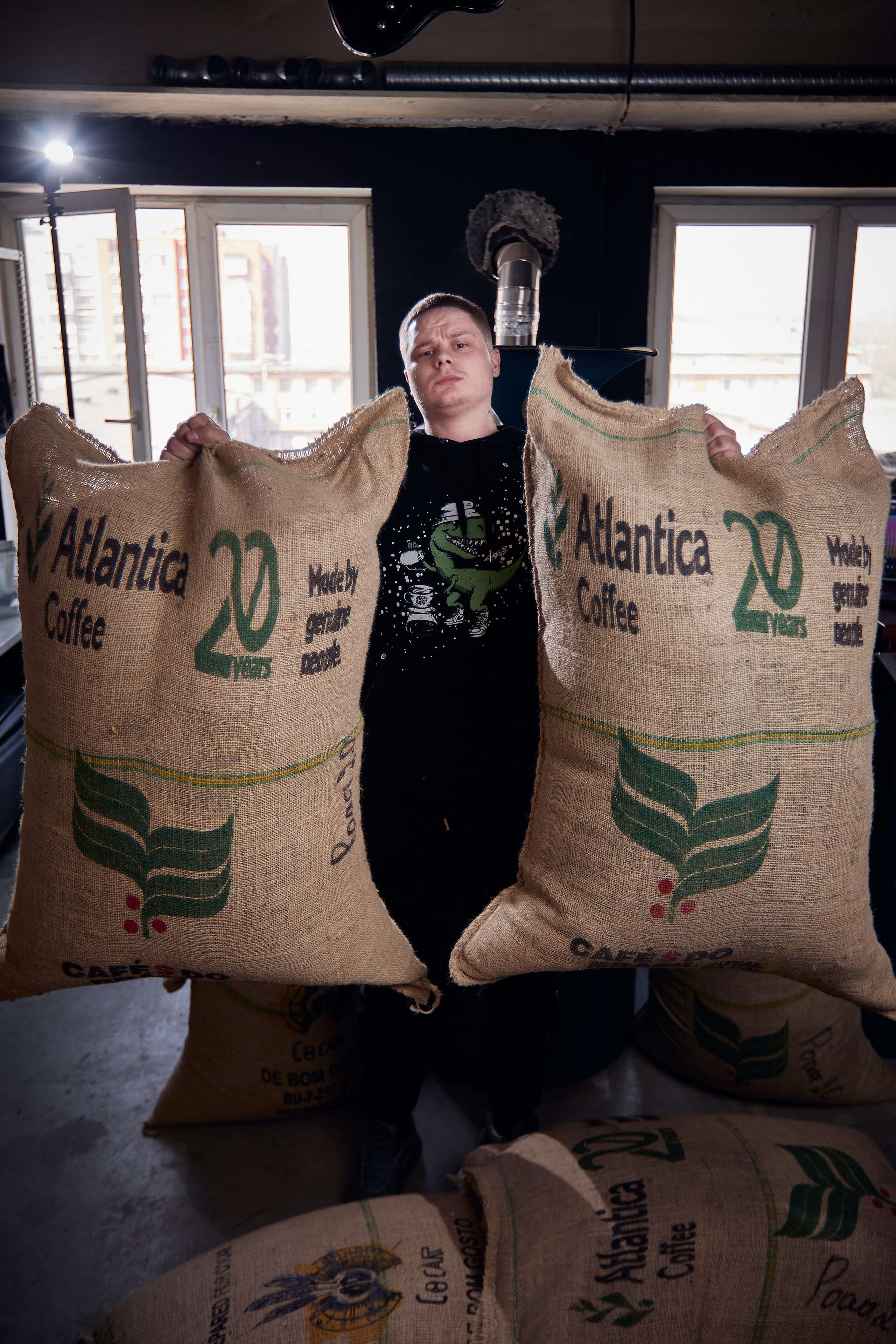 Съемка производителя Rock'n roast. Обжарка и продажа кофе. Контент для бизнеса в Екатеринбурге Полдень Медиа