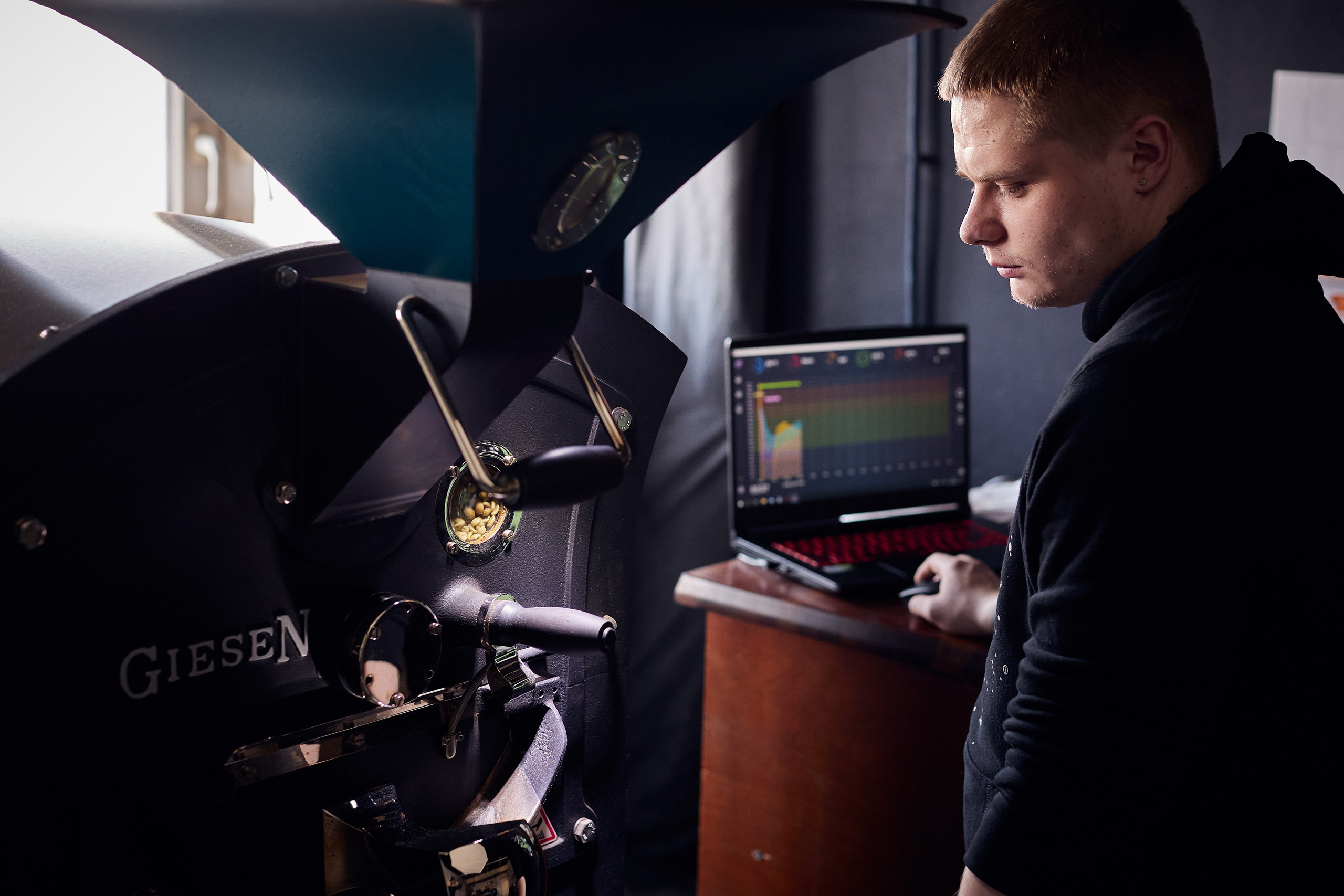 Съемка производителя Rock'n roast. Обжарка и продажа кофе. Контент для бизнеса в Екатеринбурге Полдень Медиа