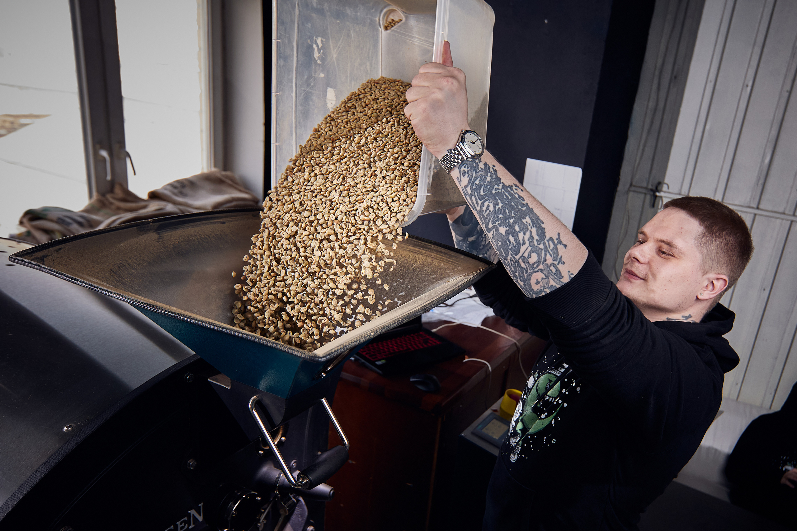 Съемка производителя Rock'n roast. Обжарка и продажа кофе. Контент для бизнеса в Екатеринбурге Полдень Медиа