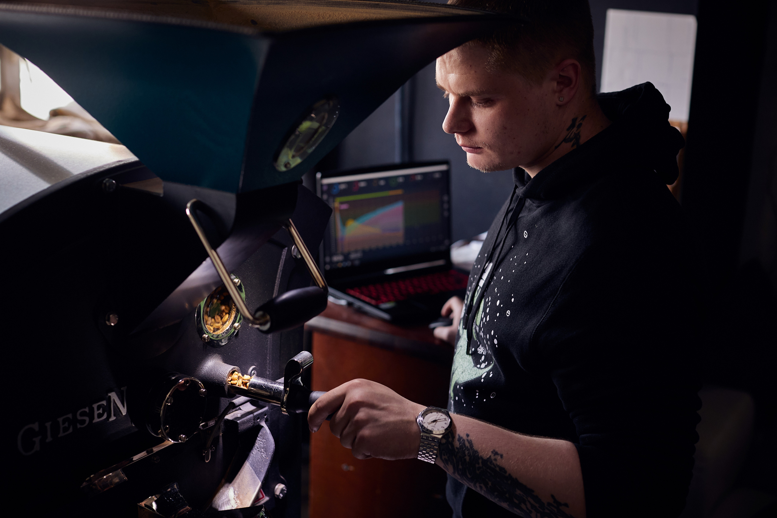 Съемка производителя Rock'n roast. Обжарка и продажа кофе. Контент для бизнеса в Екатеринбурге Полдень Медиа