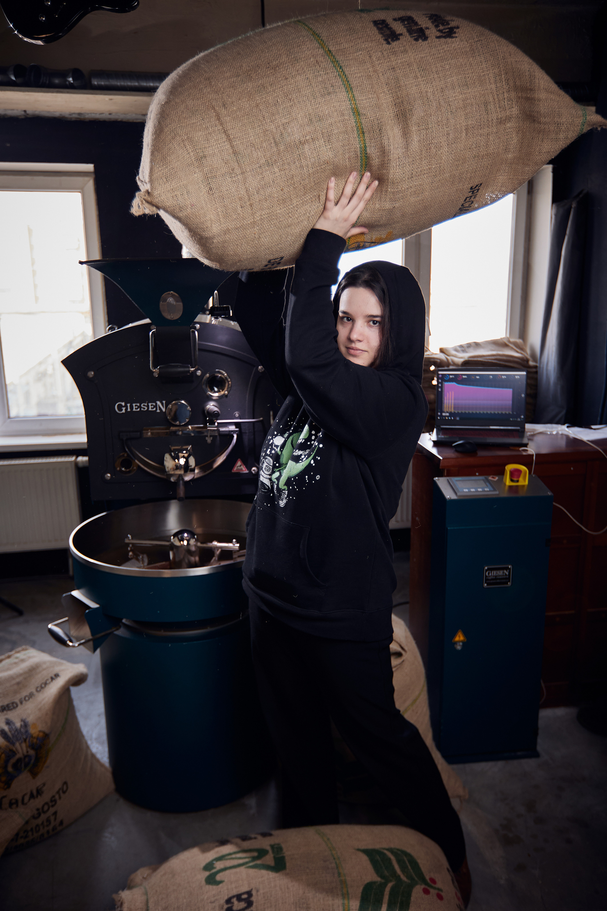 Съемка производителя Rock'n roast. Обжарка и продажа кофе. Контент для бизнеса в Екатеринбурге Полдень Медиа