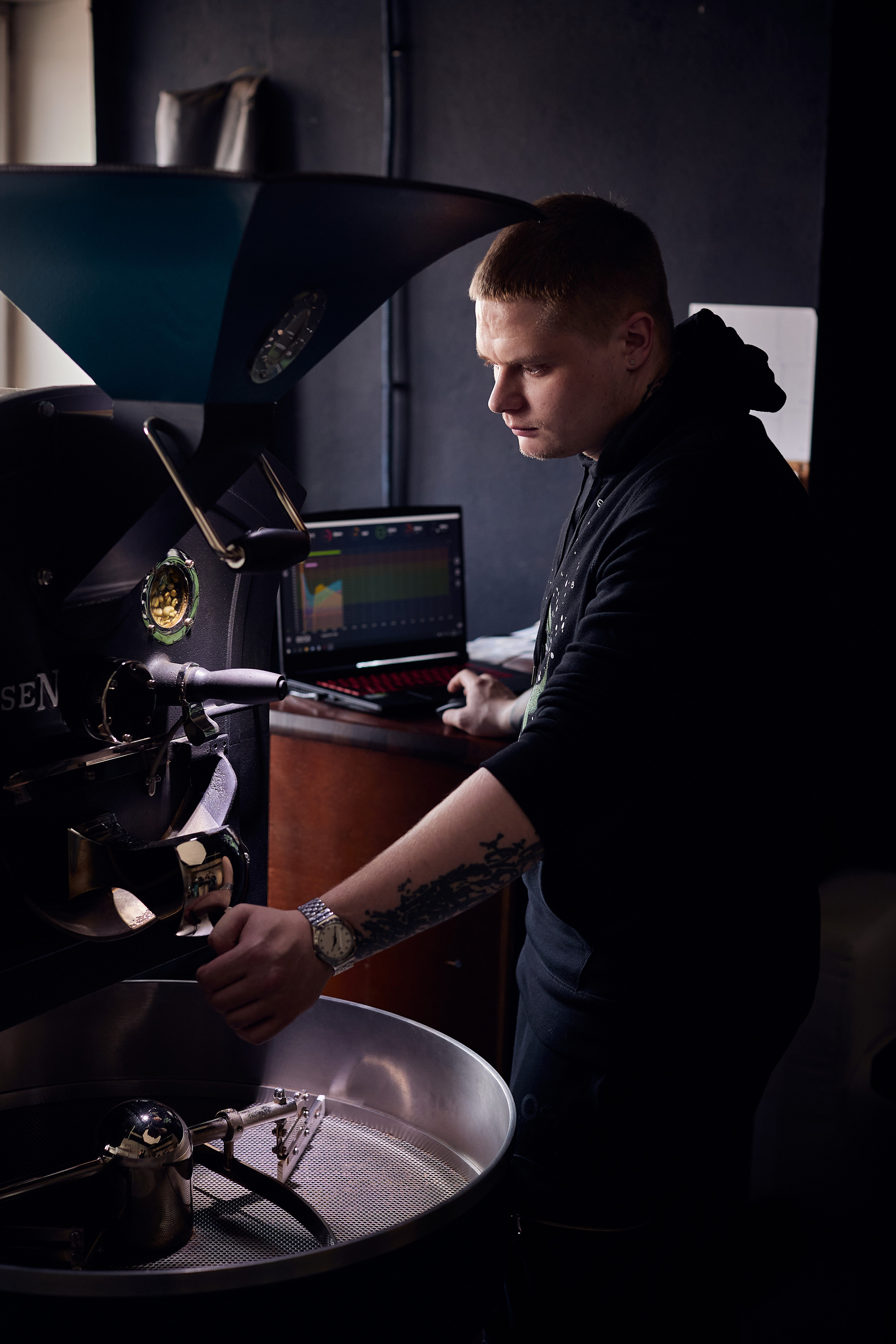 Съемка производителя Rock'n roast. Обжарка и продажа кофе. Контент для бизнеса в Екатеринбурге Полдень Медиа