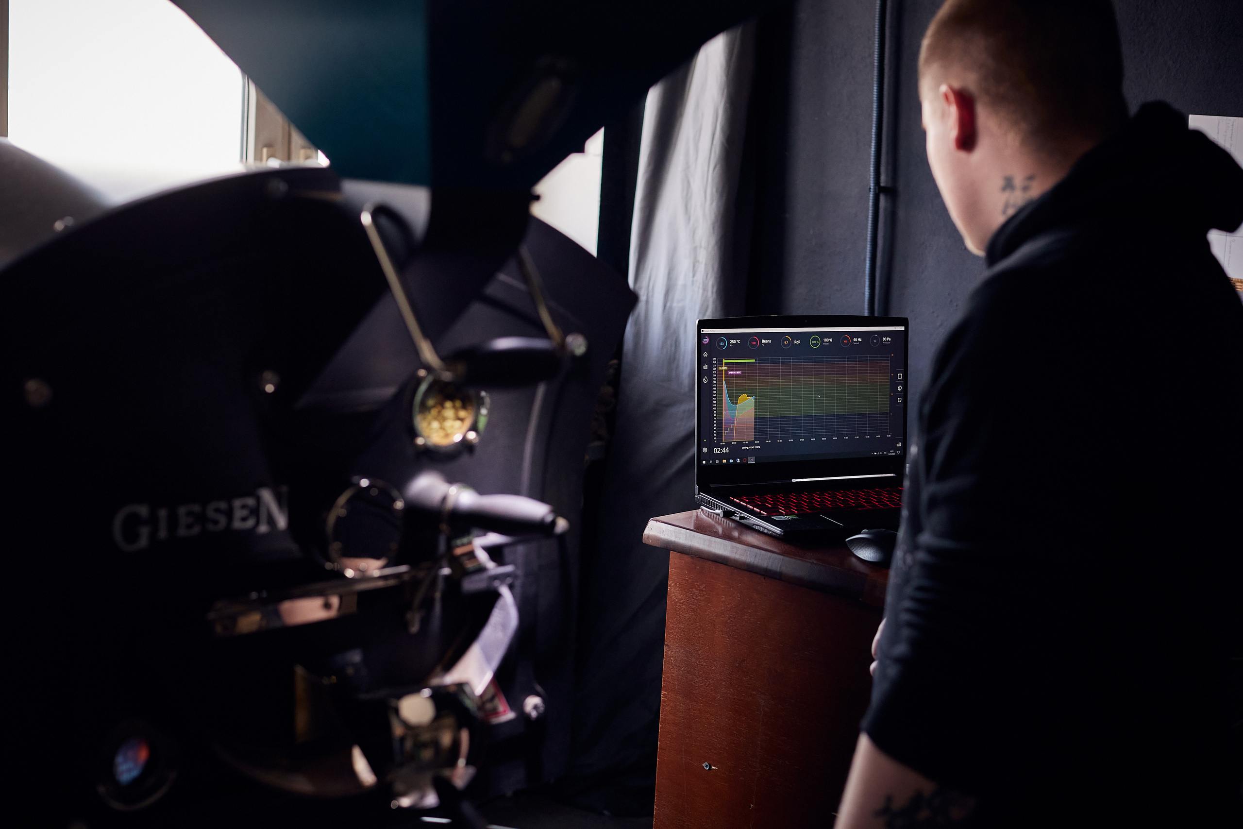 Съемка производителя Rock'n roast. Обжарка и продажа кофе. Контент для бизнеса в Екатеринбурге Полдень Медиа