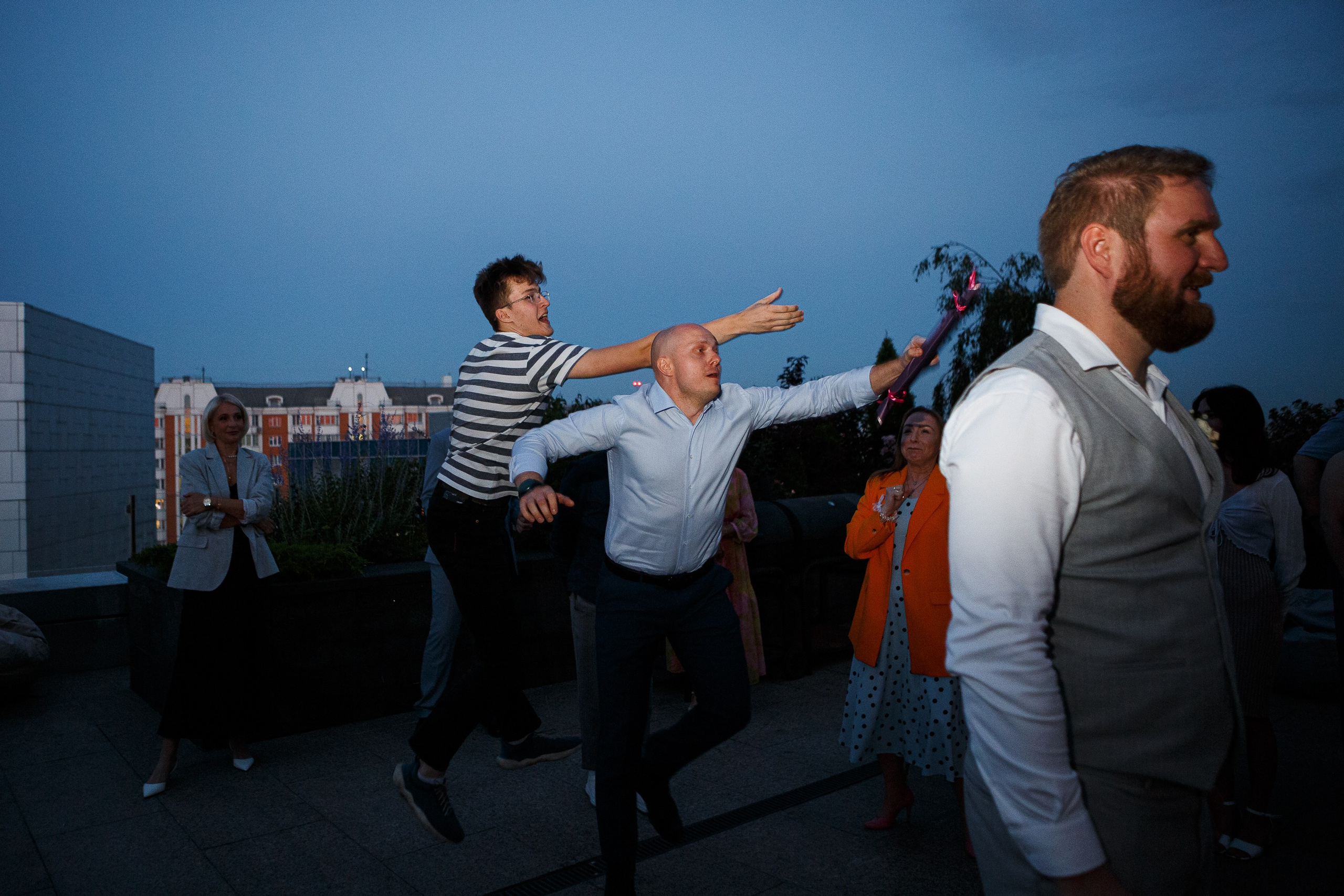 Жених кидает свиток другу жениха.