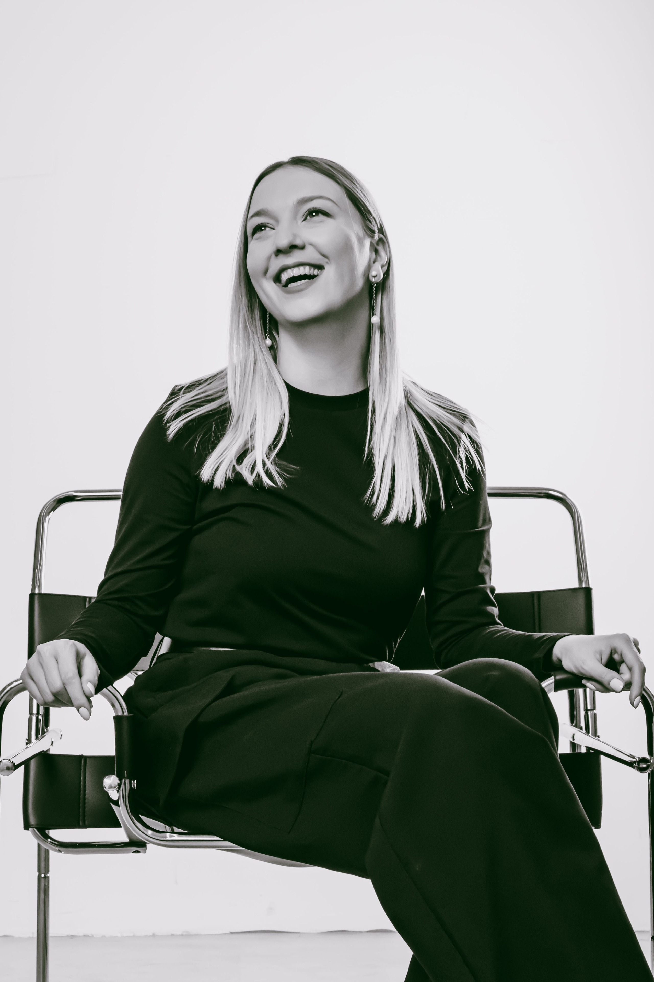 голивудская улыбка у милой девушки блондинки