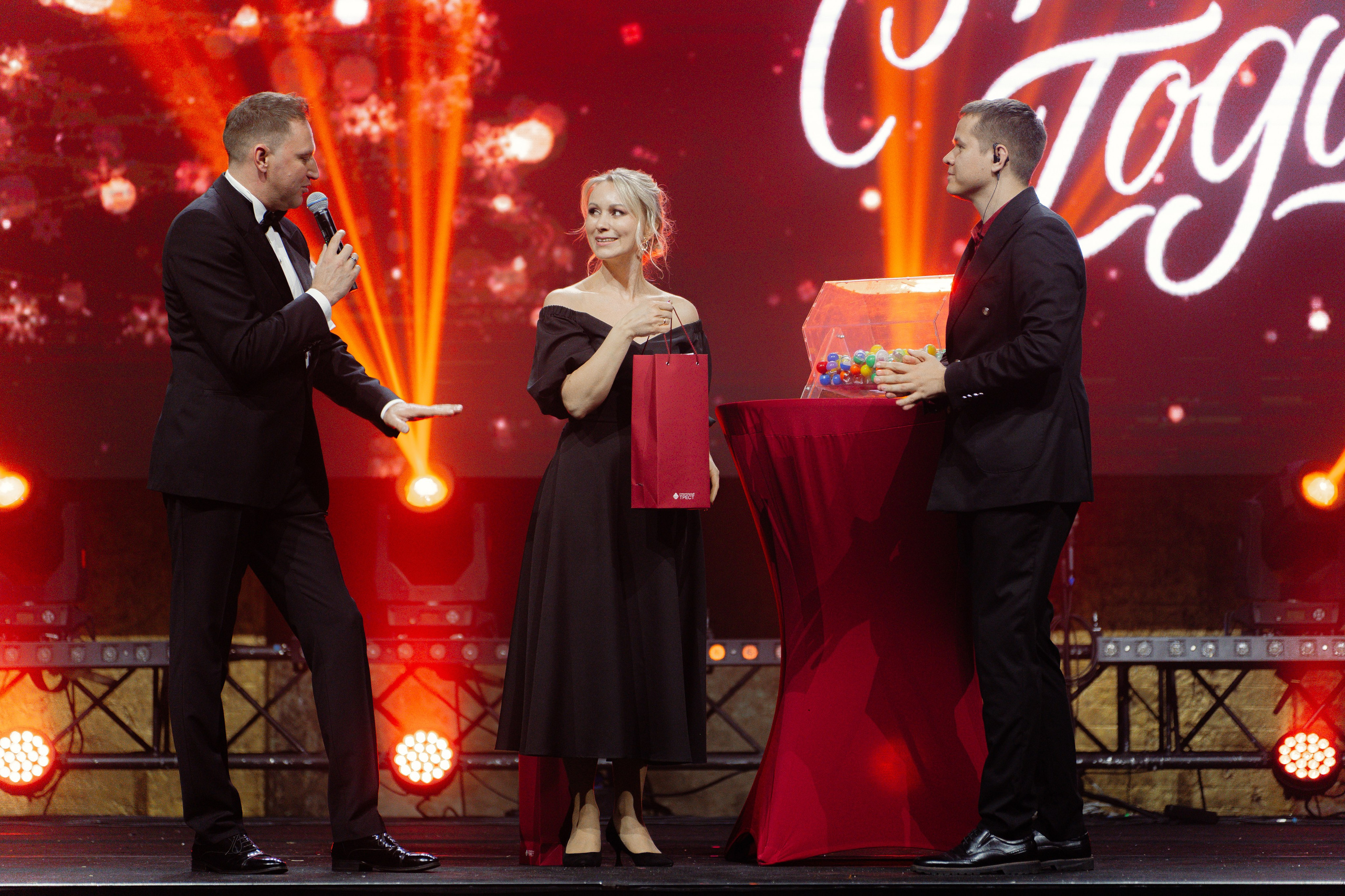 Новогодний корпоратив. КОРПОРАТИВНЫЙ, ИМИДЖЕВЫЙ И РЕПОРТАЖНЫЙ ФОТОГРАФ МАКСИМ МЕШ