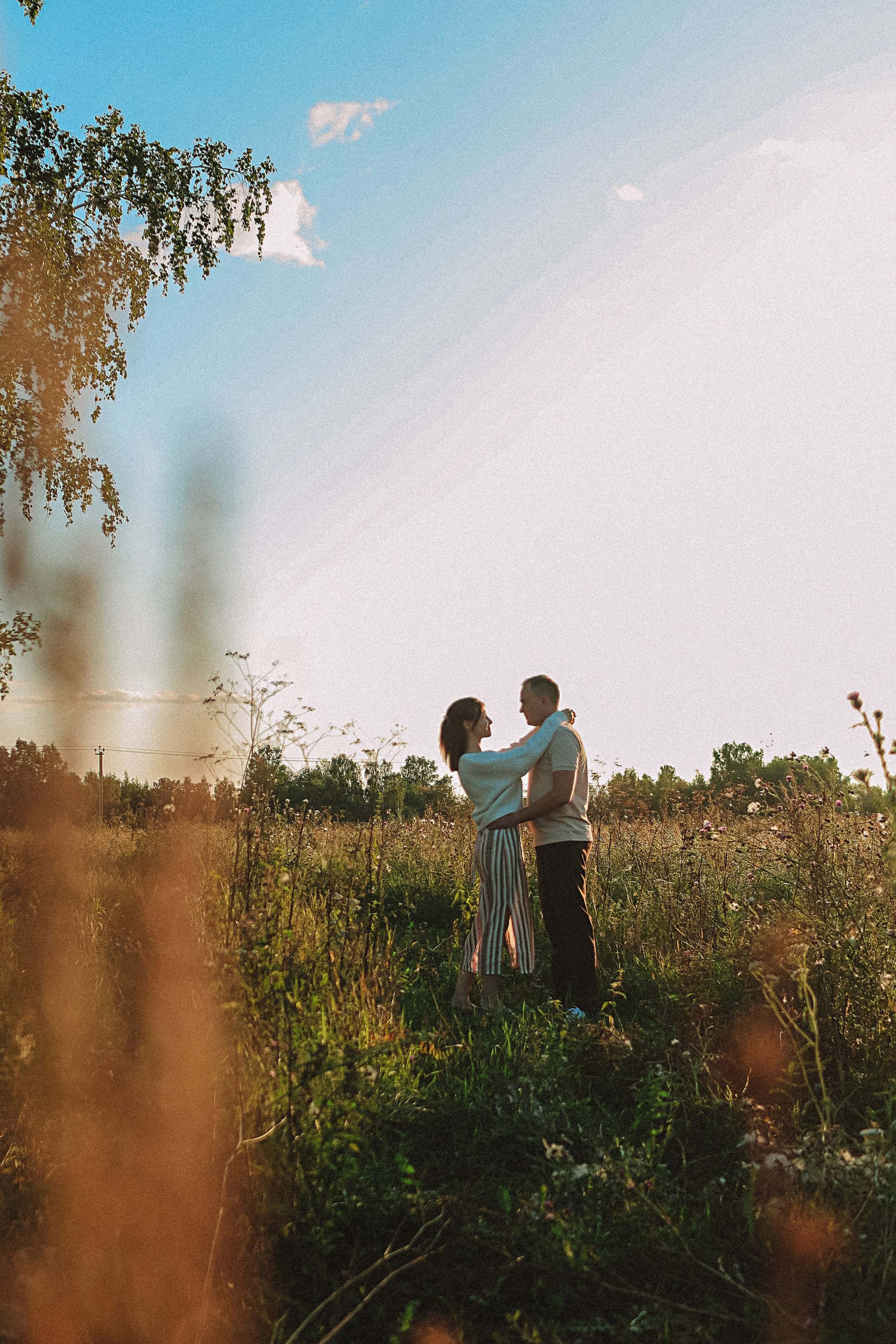 Поле love story на закате. Семейный фотограф Тюмень, фотограф на роды Салмина Мария