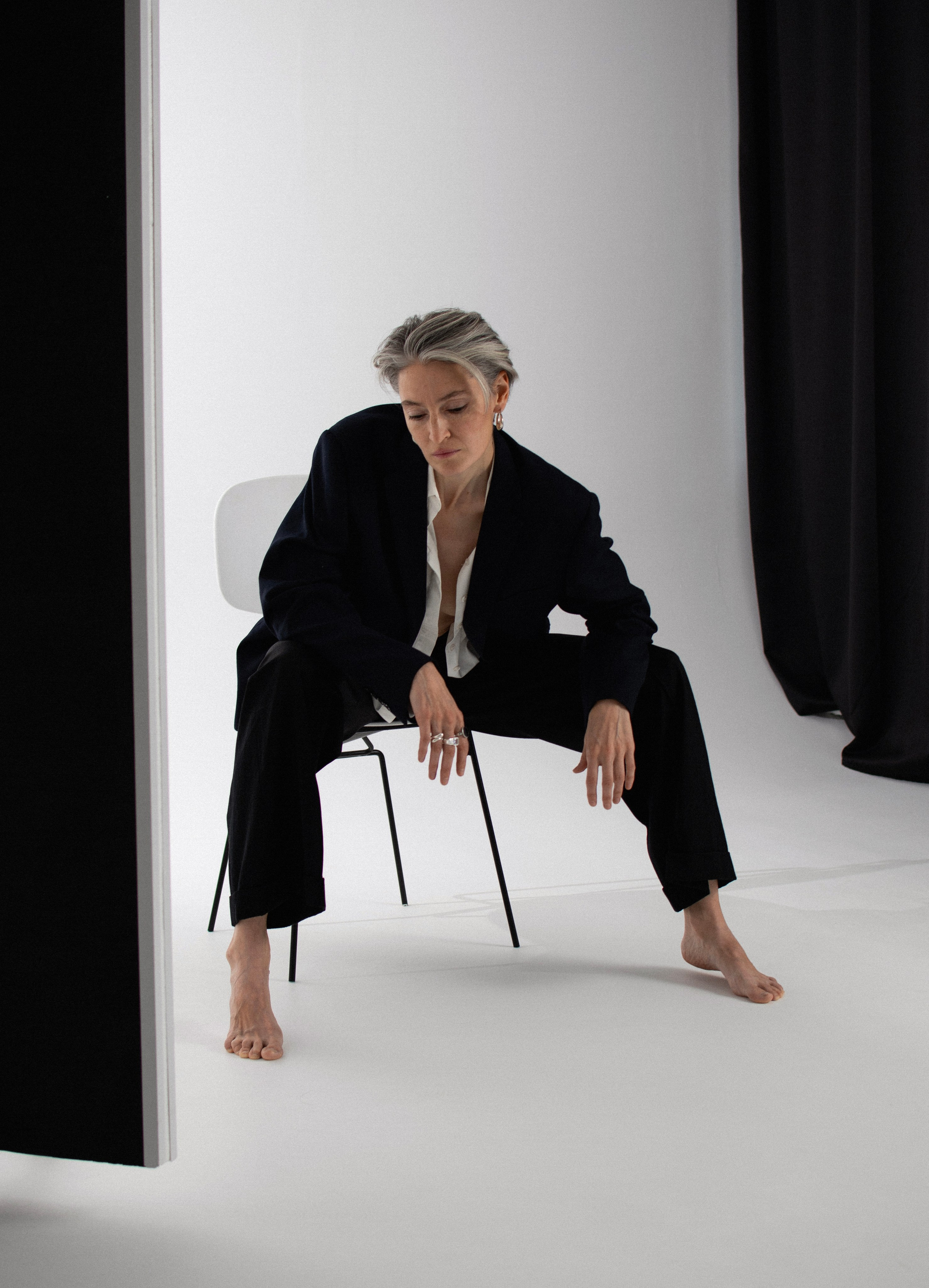 идеи для женской фотосессии в студии, идеи для чб съемки, черно-белая фотосессия, фотосессия на циклораме, женский портрет, фотограф москва, женский фотограф москва, фотограф для брендов, идеи для фотосесии