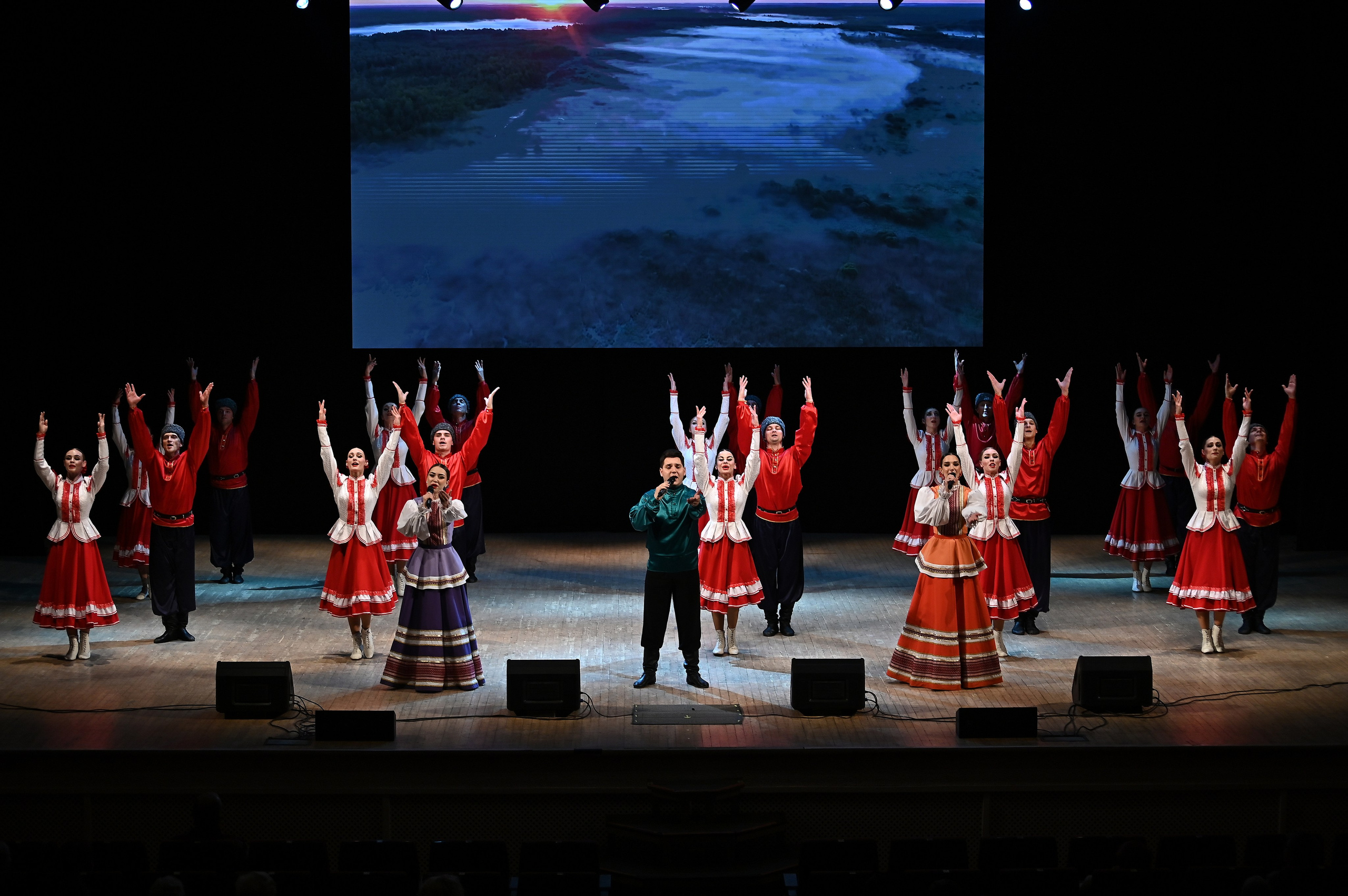 АНСАМБЛЬ ПЕСНИ И ТАНЦА «ДОНБАСС». ФОТОГРАФ ВАШИХ МЕРОПРИЯТИЙ РЯЗАНЬ СЕРГЕЙ КЛЮЕВ Концертная фотография близка к репортажу и портретной съемке