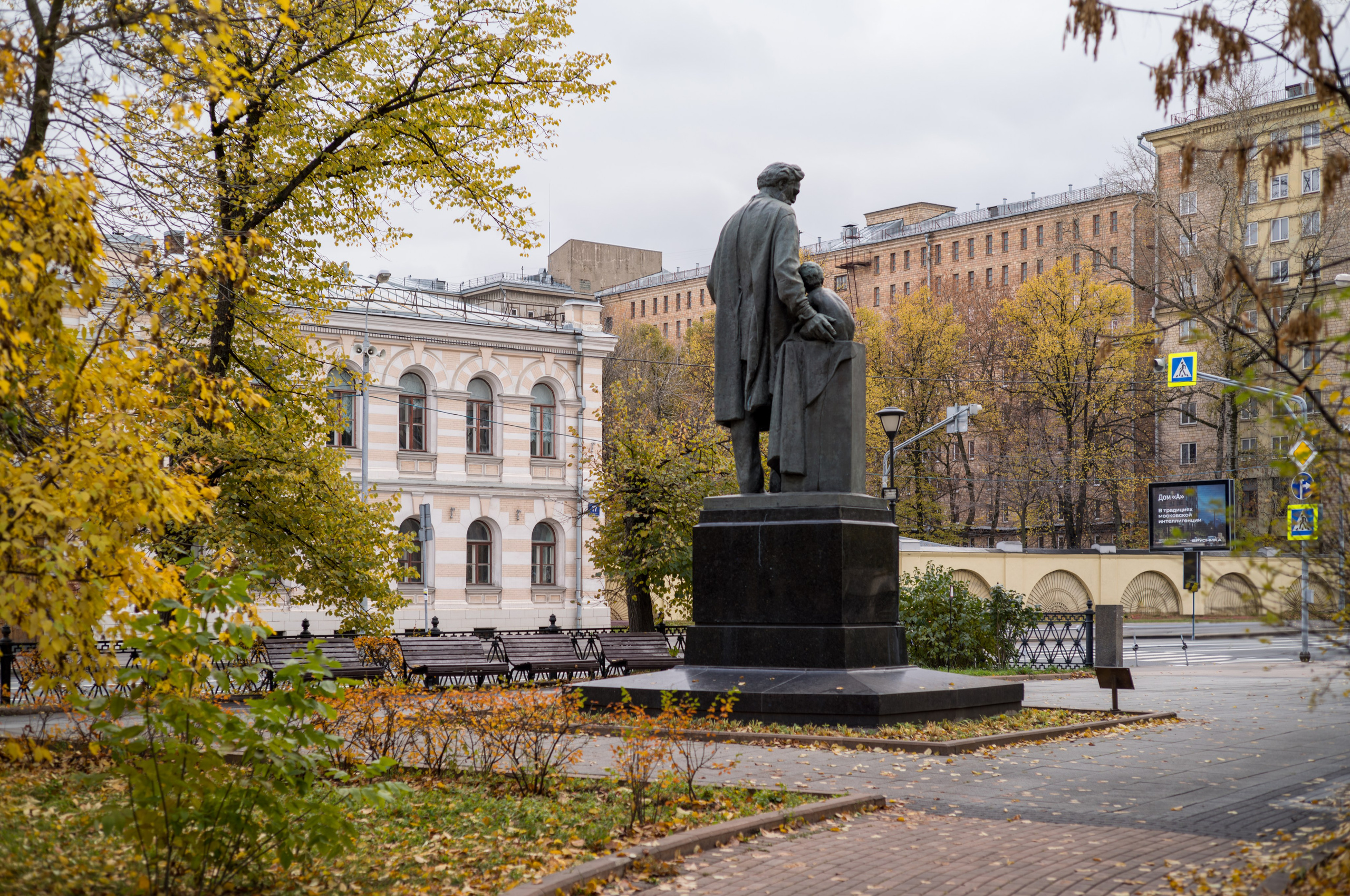 Памятник в сквере Девичьего поля в Москве