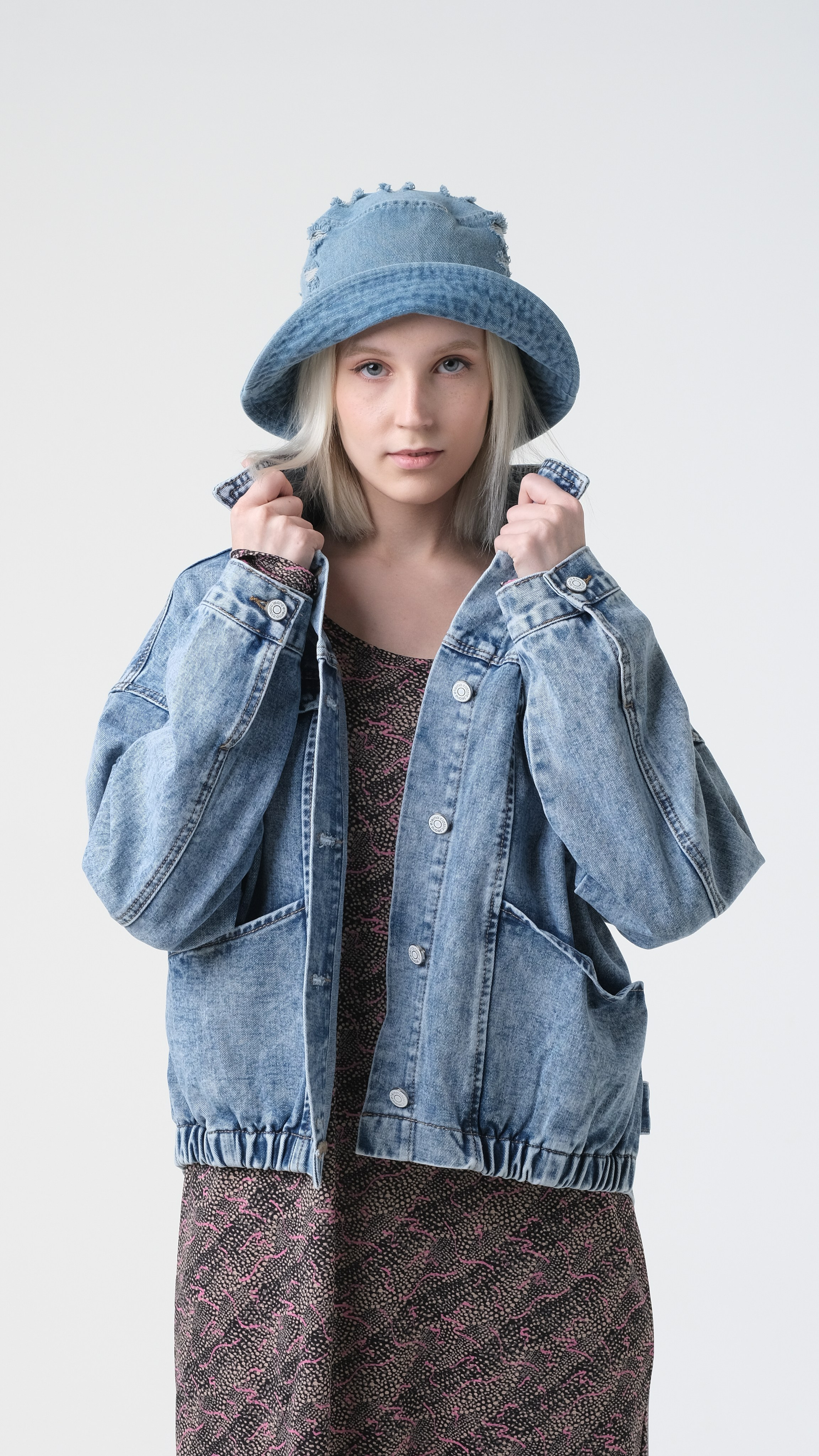 Джинсовая куртка и джинсовая панами. Съёмка на циклораме для продвижения бренда. Красивая модель в Москве, подбор моделей в Москве.